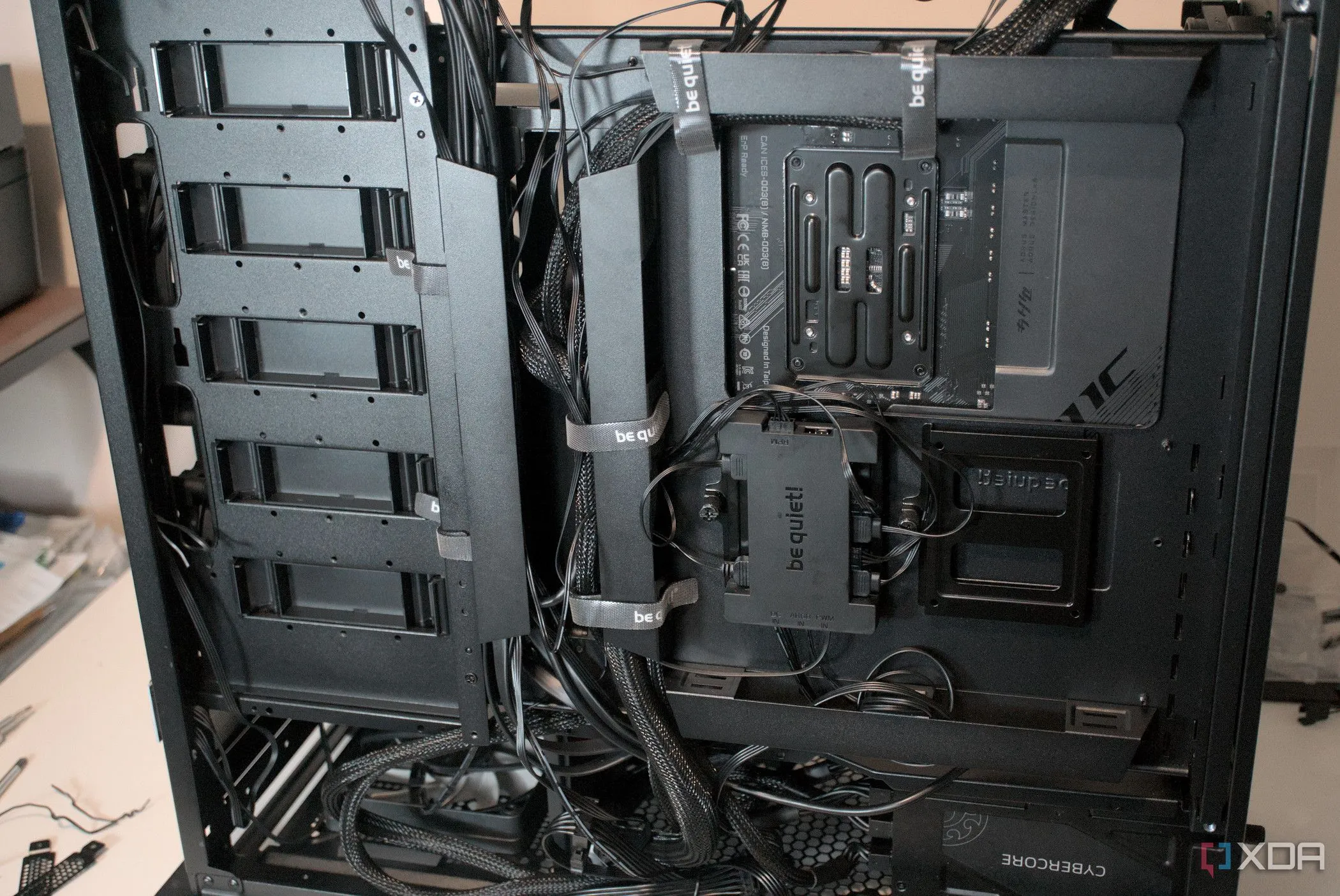 Hệ thống quản lý cáp gọn gàng phía sau khay bo mạch chủ của case be quiet! Dark Base Pro 901, đảm bảo luồng khí tối ưu