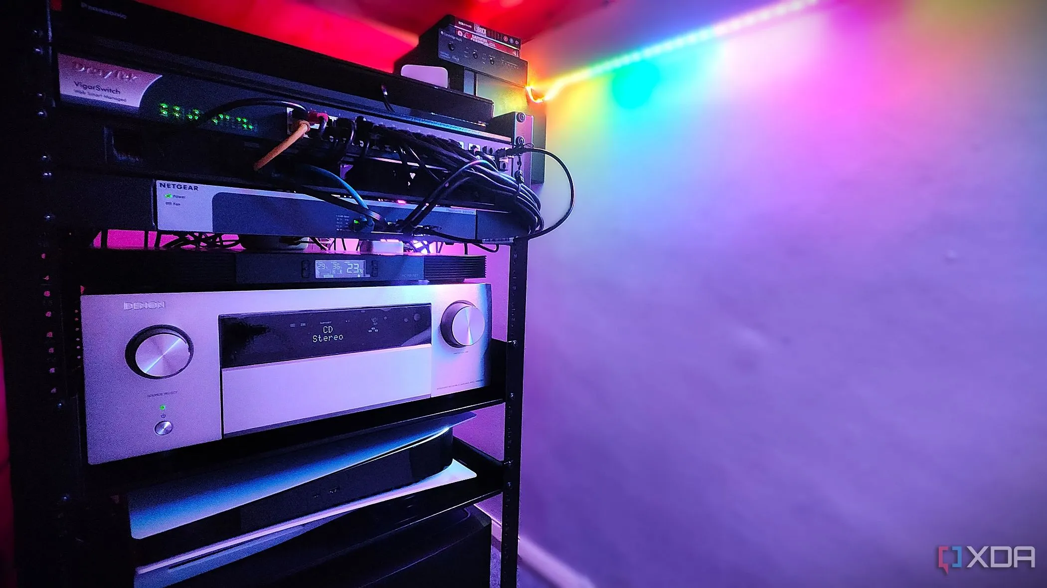 Hệ thống rack chứa nhiều thiết bị mạng và giải trí, thể hiện tính sẵn sàng và độ tin cậy của mạng
