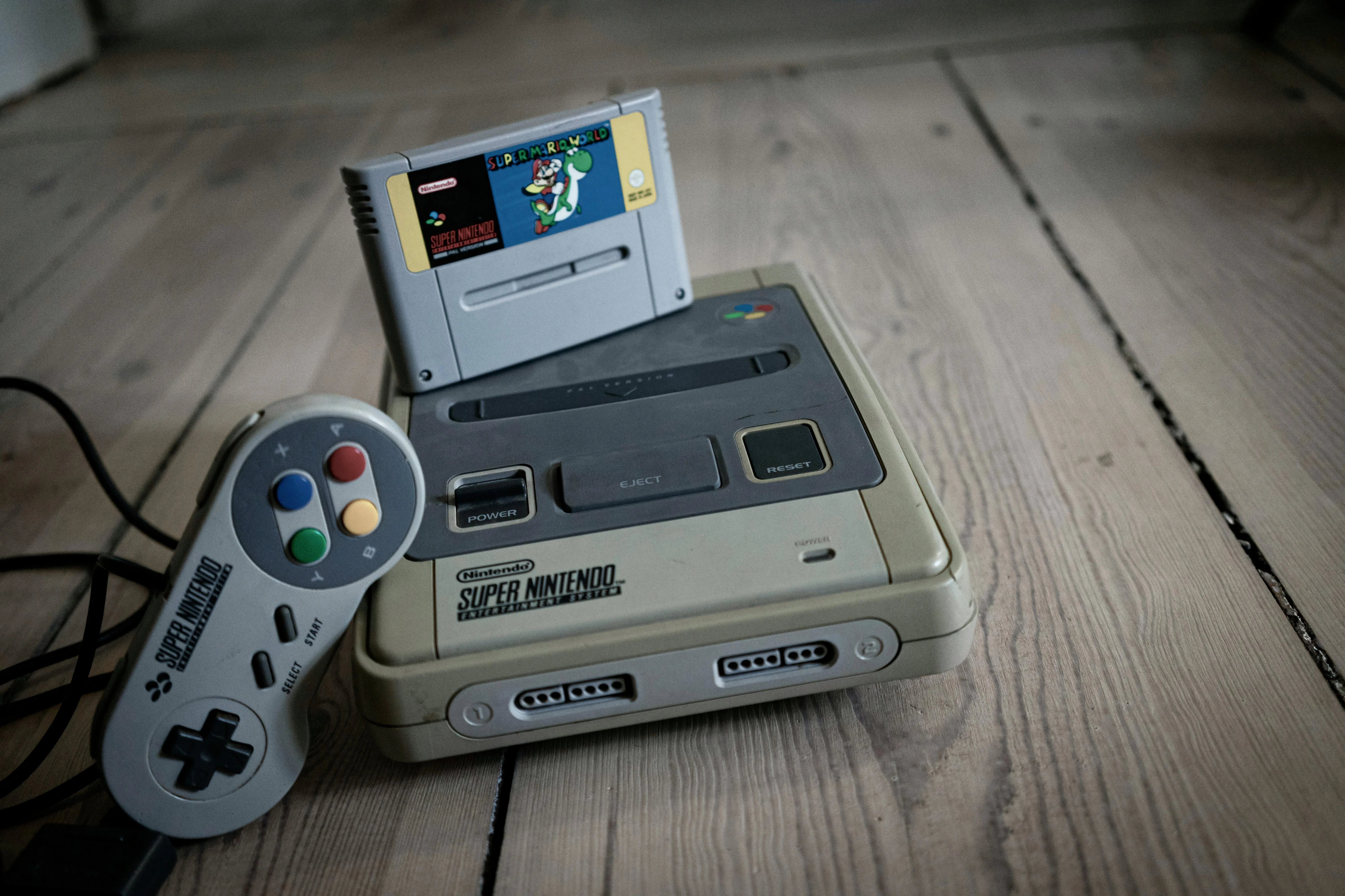Hệ thống Super Nintendo Entertainment System (SNES) cùng tay cầm điều khiển đặc trưng, gợi nhớ về kỷ nguyên vàng của game 16-bit