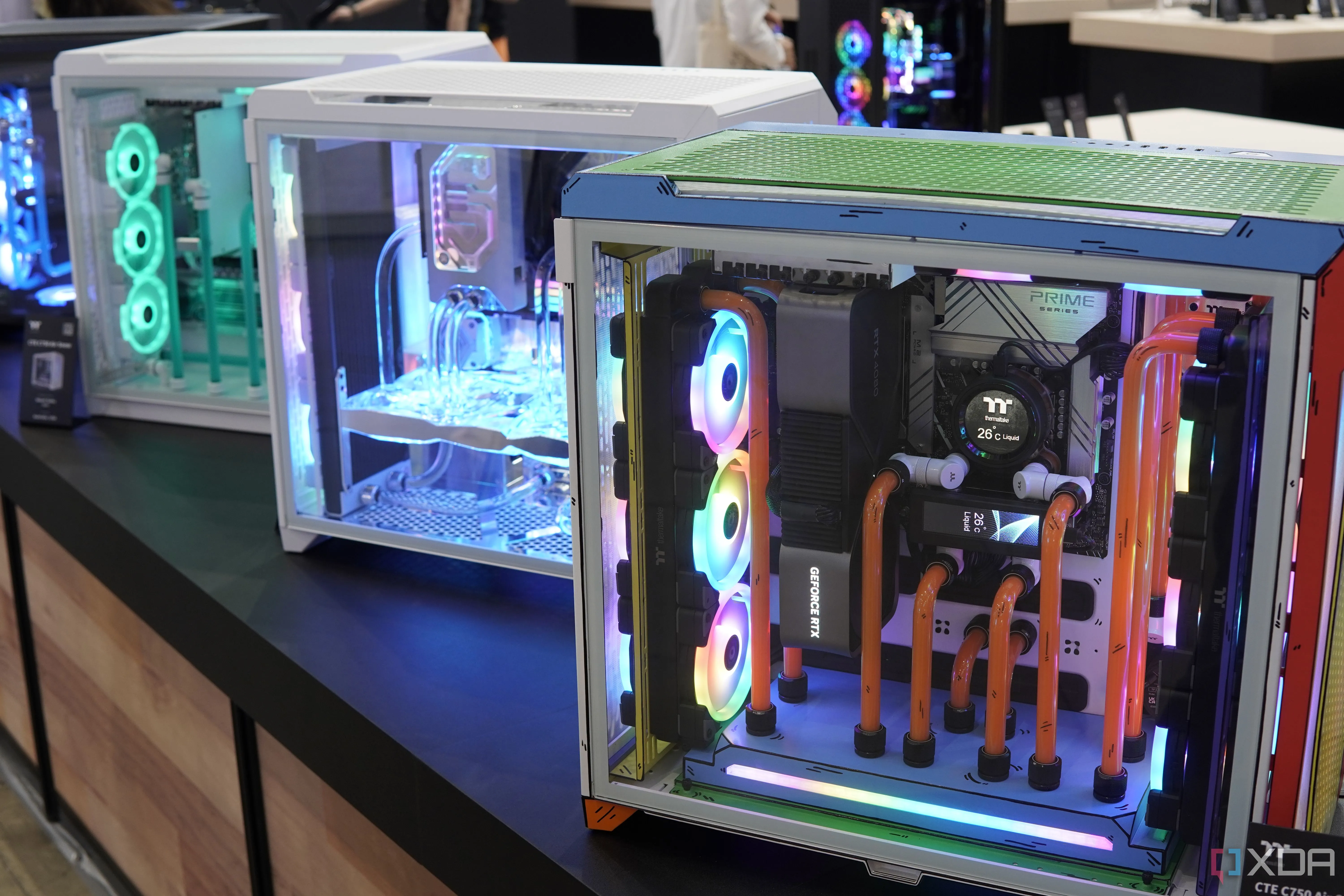 Hệ thống tản nhiệt nước custom trong case Thermaltake với ống nước màu cam
