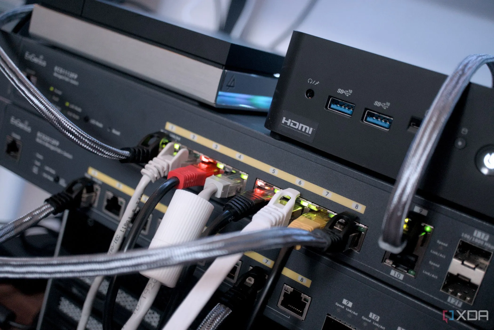 Hệ thống thiết bị mạng bao gồm switch, NAS và router, ưu tiên kết nối có dây để đảm bảo an toàn.