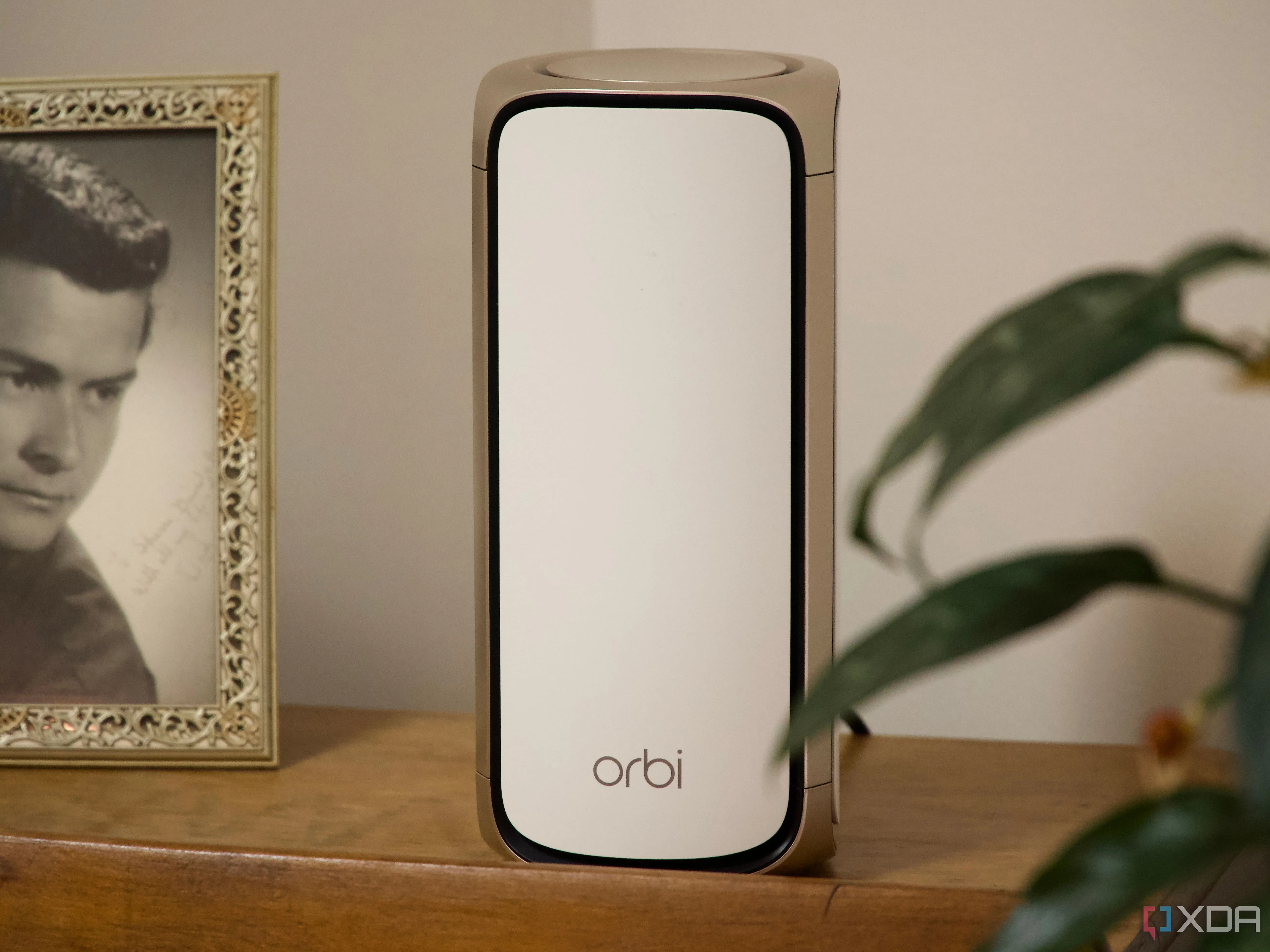 Hệ thống Wi-Fi Mesh Netgear Orbi RBE973S Wi-Fi 7 đặt trên bàn làm việc, tượng trưng cho giải pháp mạng không dây cao cấp