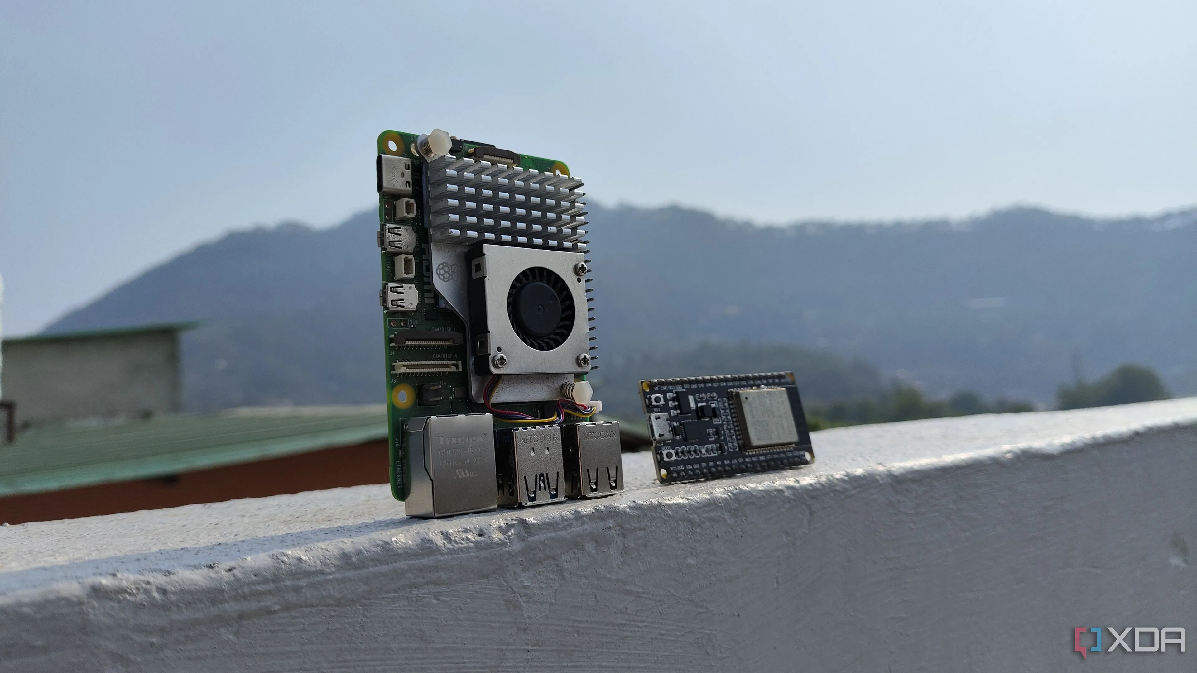 Hình ảnh bo mạch Raspberry Pi và ESP32