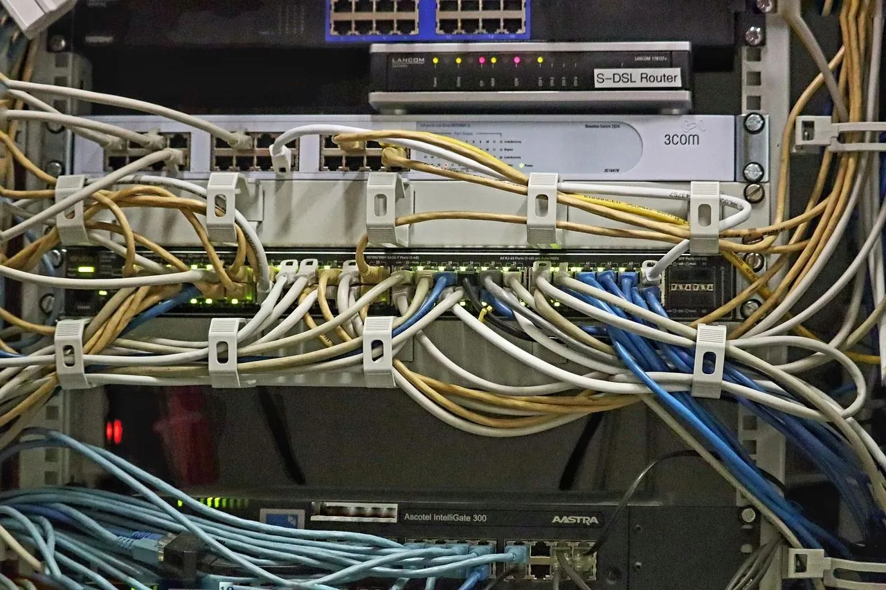 Hình ảnh các thiết bị chuyển mạch (switch) và máy chủ với cáp Ethernet, minh họa cơ sở hạ tầng mạng được bảo vệ bởi IPS/IDS