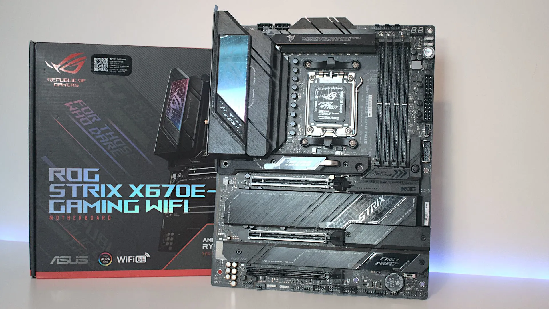 Hình ảnh cận cảnh bo mạch chủ ASUS ROG Strix X670E-E Gaming WiFi với các cổng kết nối và khe cắm
