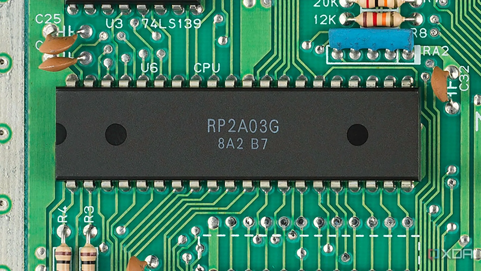 Hình ảnh cận cảnh chip CPU Ricoh 6502, bộ vi xử lý trung tâm của máy Nintendo NES đời đầu