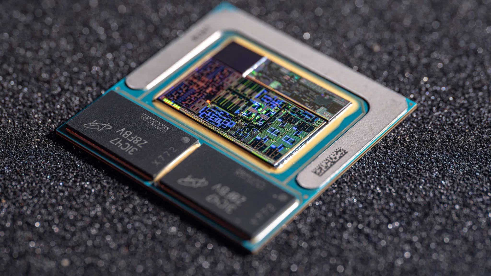 Hình ảnh cận cảnh kiến trúc chip Intel Lunar Lake, minh họa sự cạnh tranh trong thị trường CPU laptop