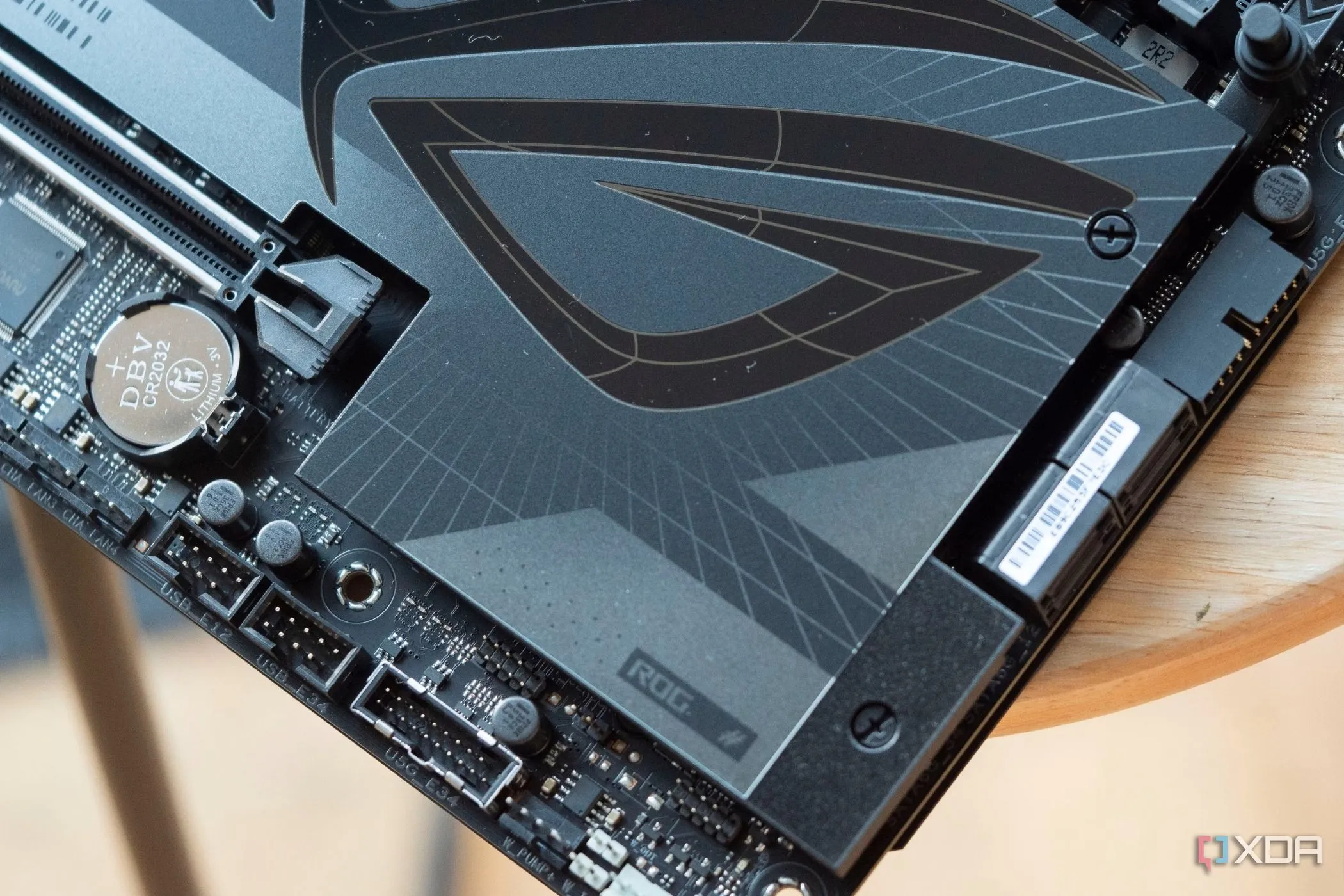 Hình ảnh cận cảnh logo ROG trên một mainboard gaming ASUS ROG