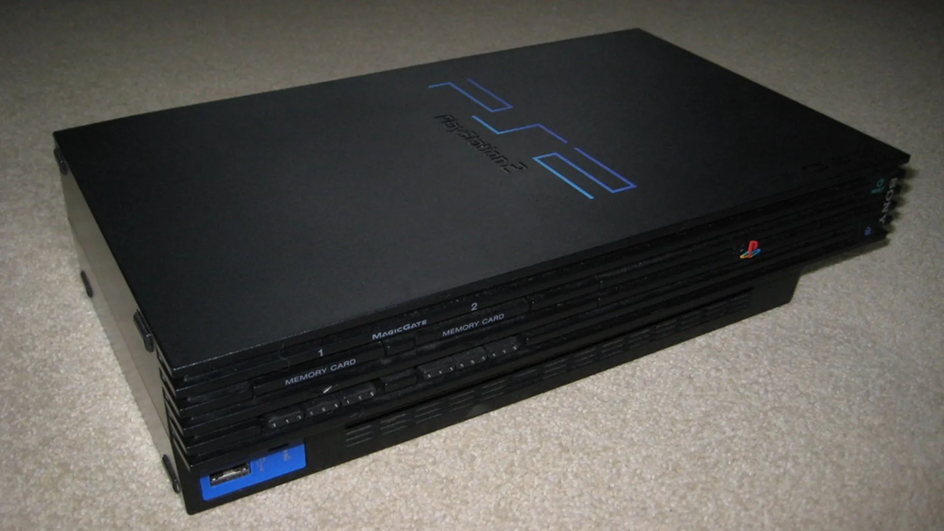 Hình ảnh cận cảnh mẫu PlayStation 2 đầu tiên