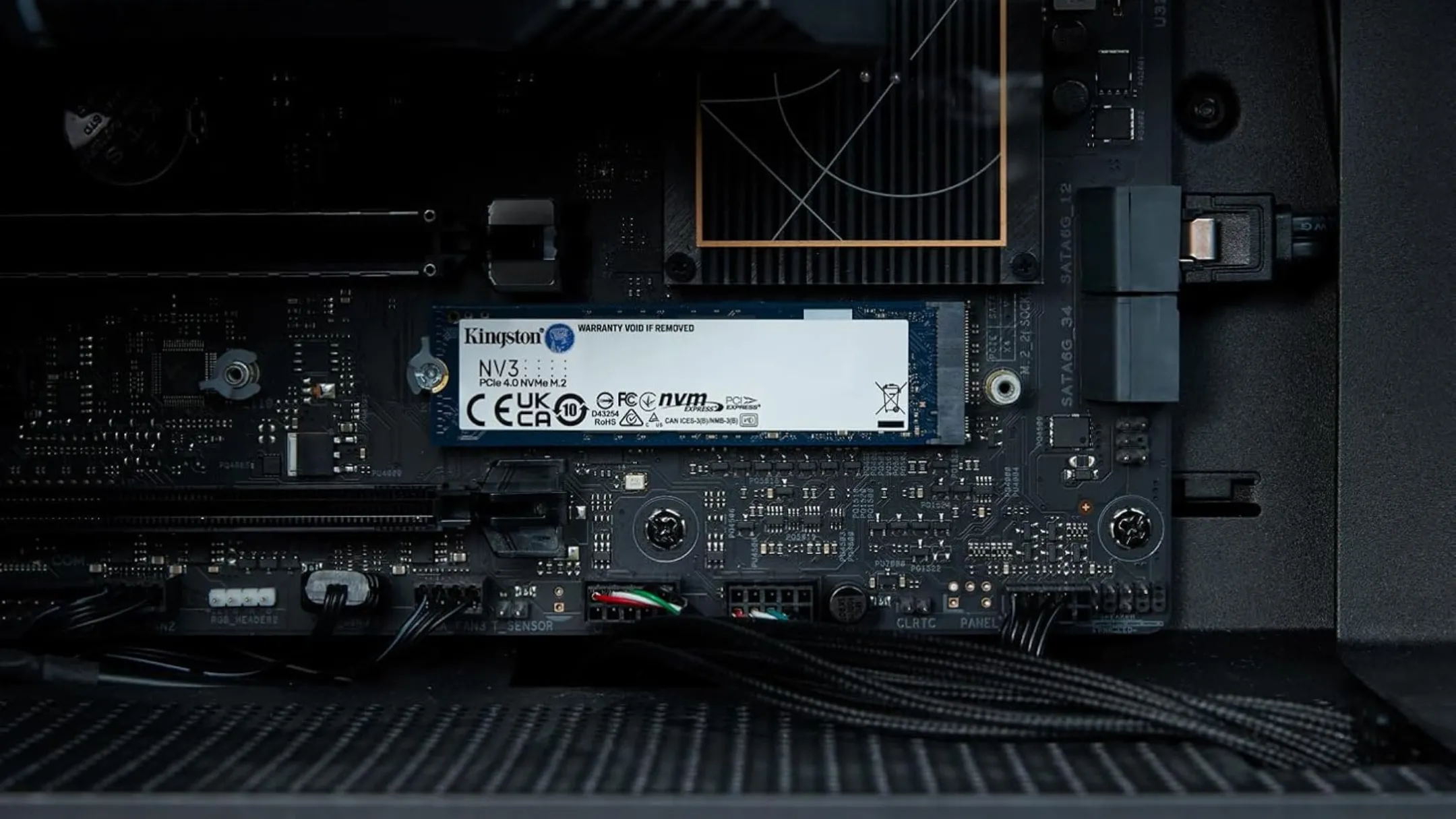 Hình ảnh cận cảnh ổ cứng SSD Kingston NV3 1TB với thiết kế M.2 2280 NVMe