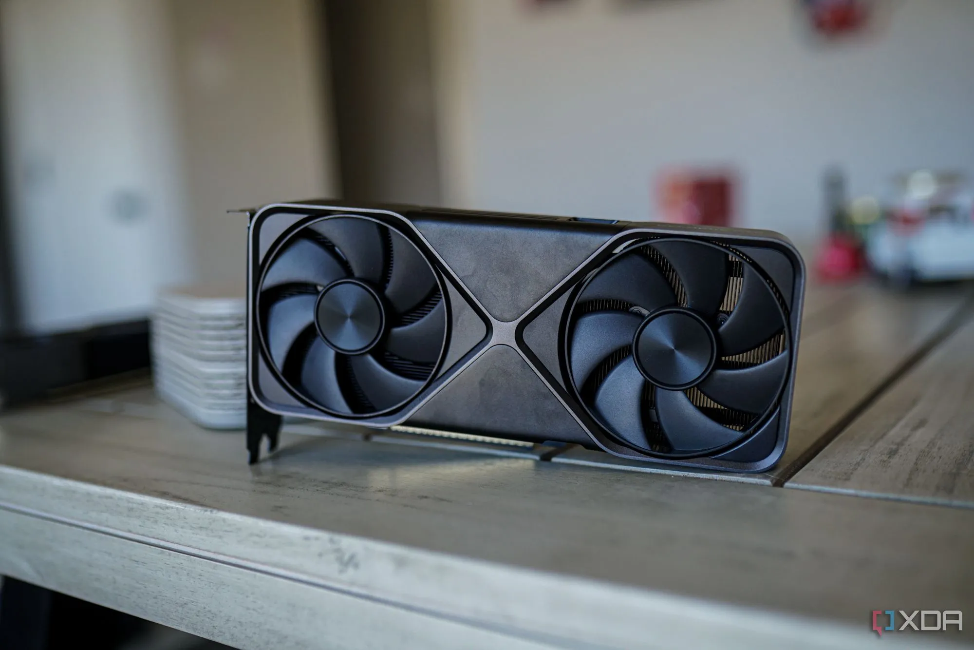 Hình ảnh cận cảnh quạt tản nhiệt trên card đồ họa Nvidia GeForce RTX 5070 thuộc dòng RTX 50-series