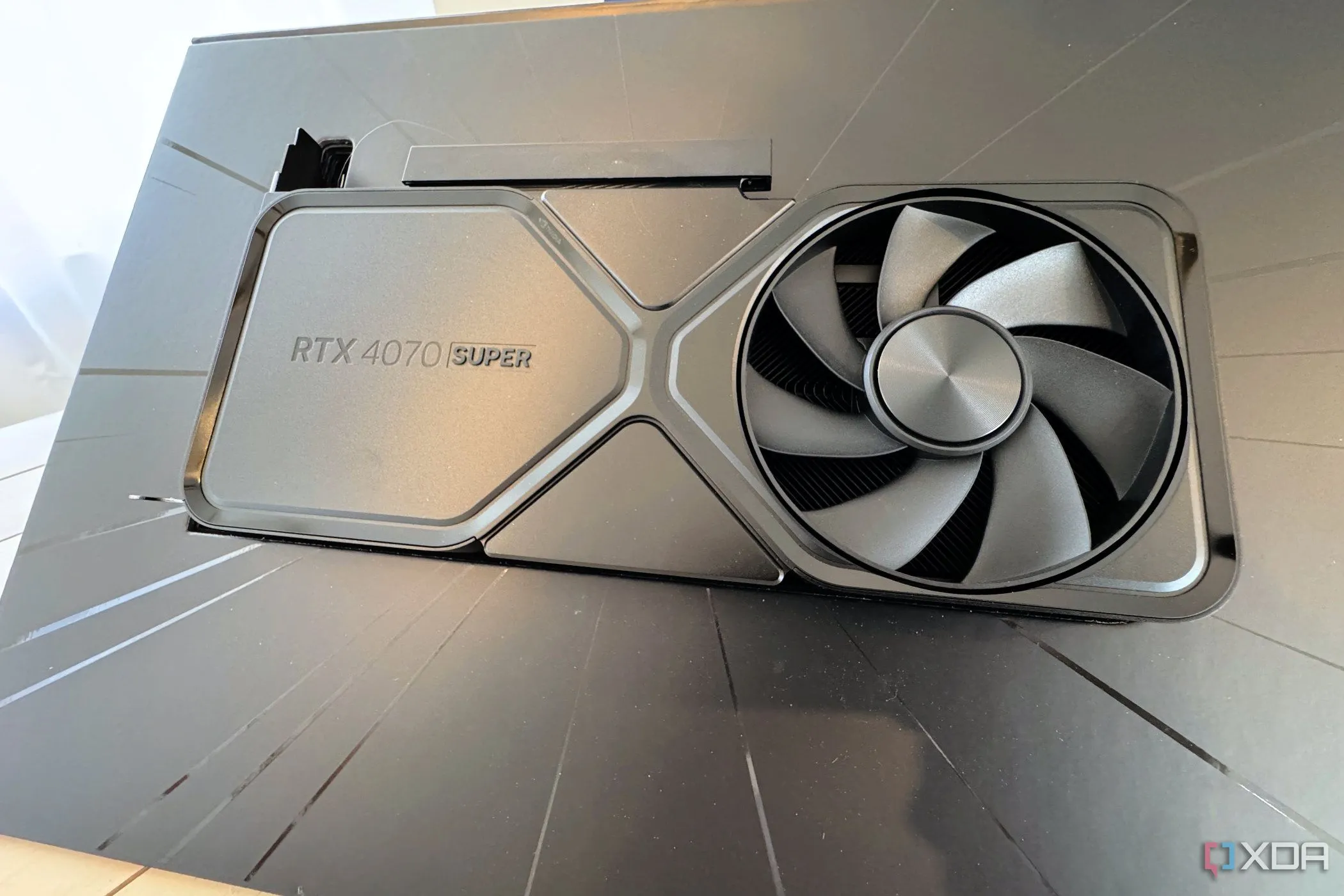 Hình ảnh chi tiết card đồ họa Nvidia GeForce RTX 4070 Super Founders Edition màu đen trong hộp