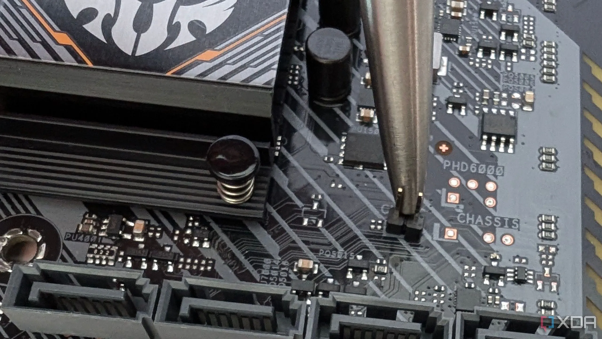Hình ảnh hướng dẫn cách xóa CMOS bo mạch chủ AMD AM5 bằng cách nối tắt chân CLRTC để khôi phục cài đặt BIOS gốc.