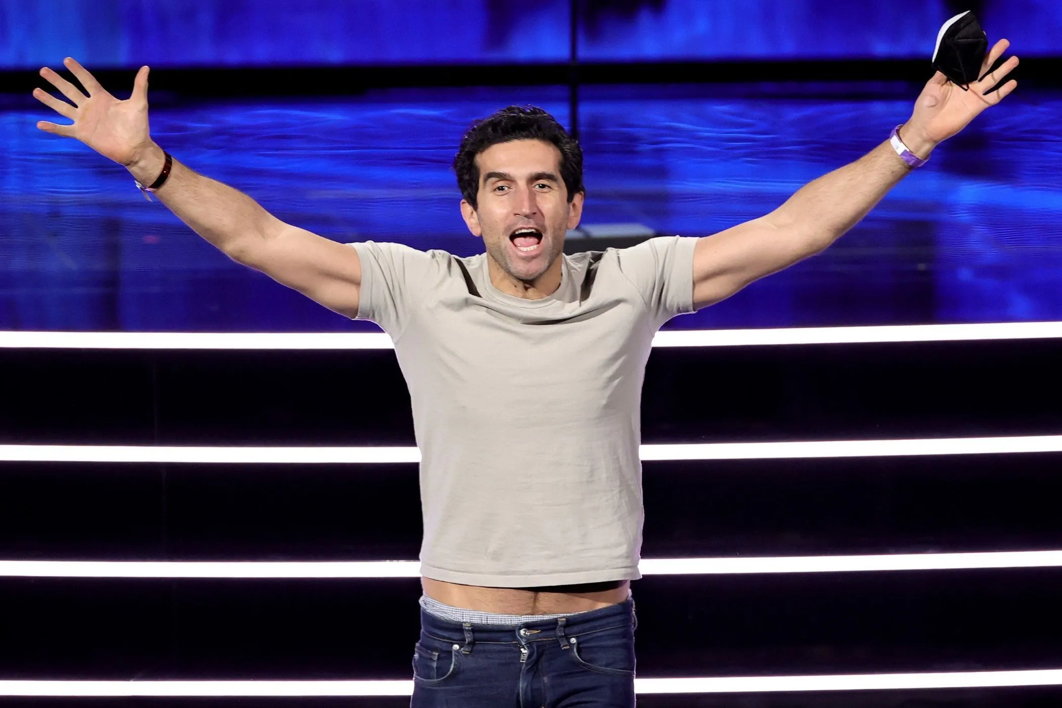 Hình ảnh Josef Fares, nhà sáng lập Hazelight Studios, ăn mừng giải thưởng lớn tại The Game Awards, minh chứng cho thành công của game co-op
