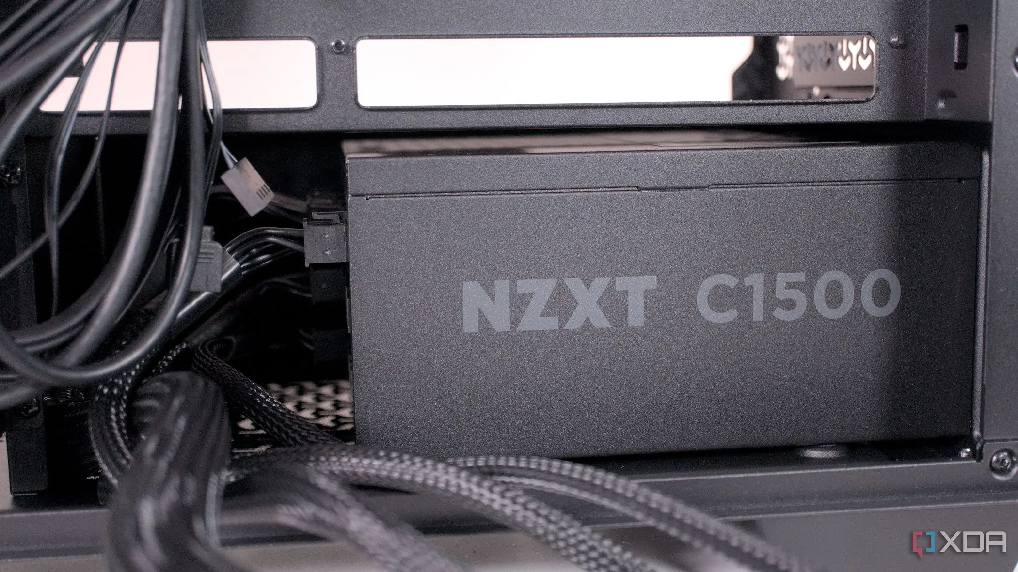 Hình ảnh lắp đặt bộ nguồn (PSU) vào bên trong vỏ case Corsair 3500X ARGB