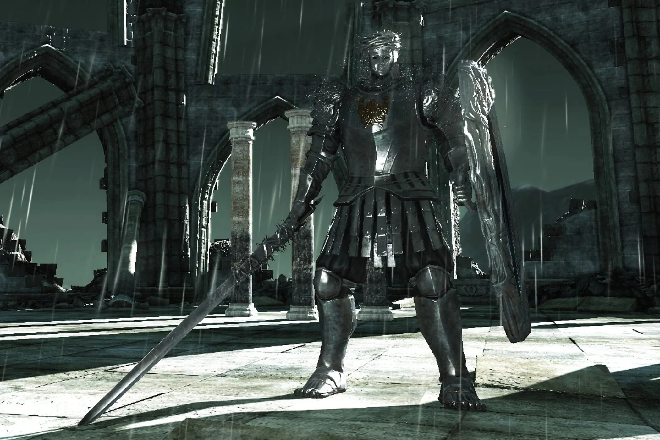 Hình ảnh Looking Glass Knight trên mái nhà lâu đài trong Dark Souls 2 dưới mưa