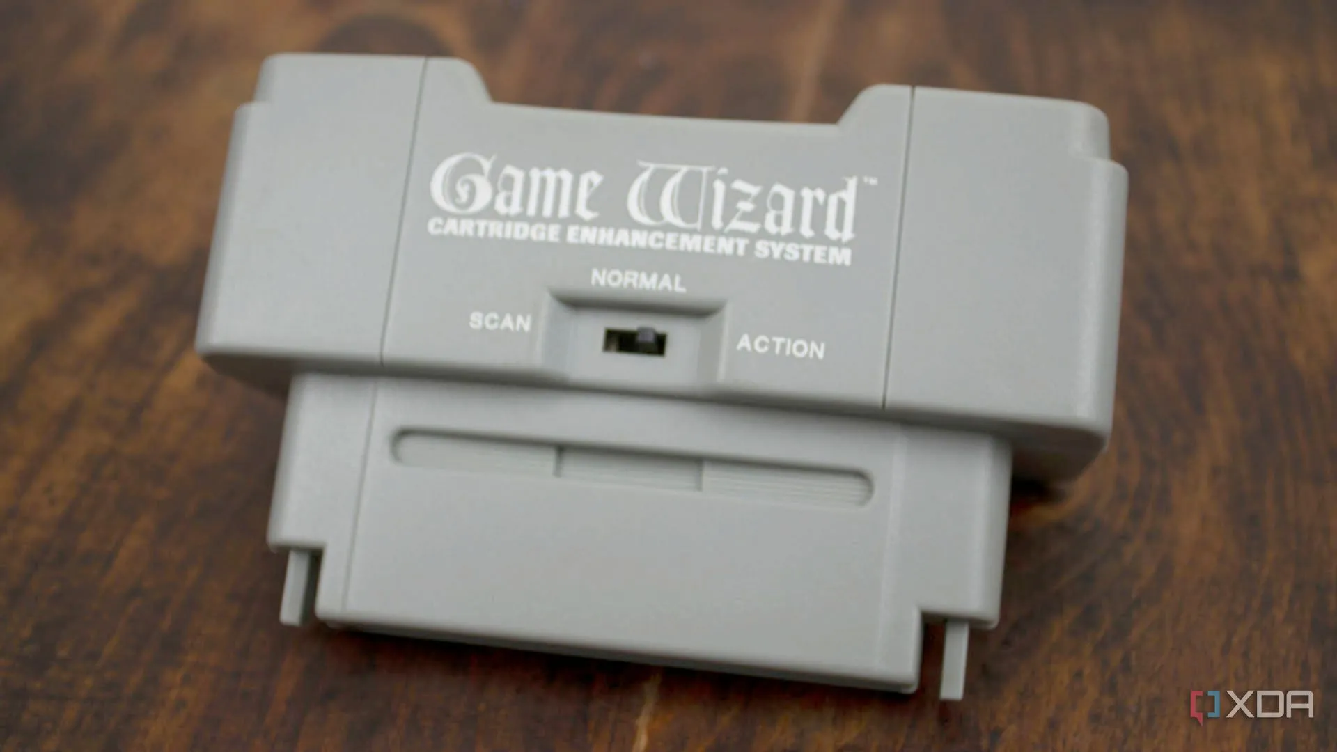 Hình ảnh mặt trước của thiết bị hack game Game Wizard dành cho console SNES