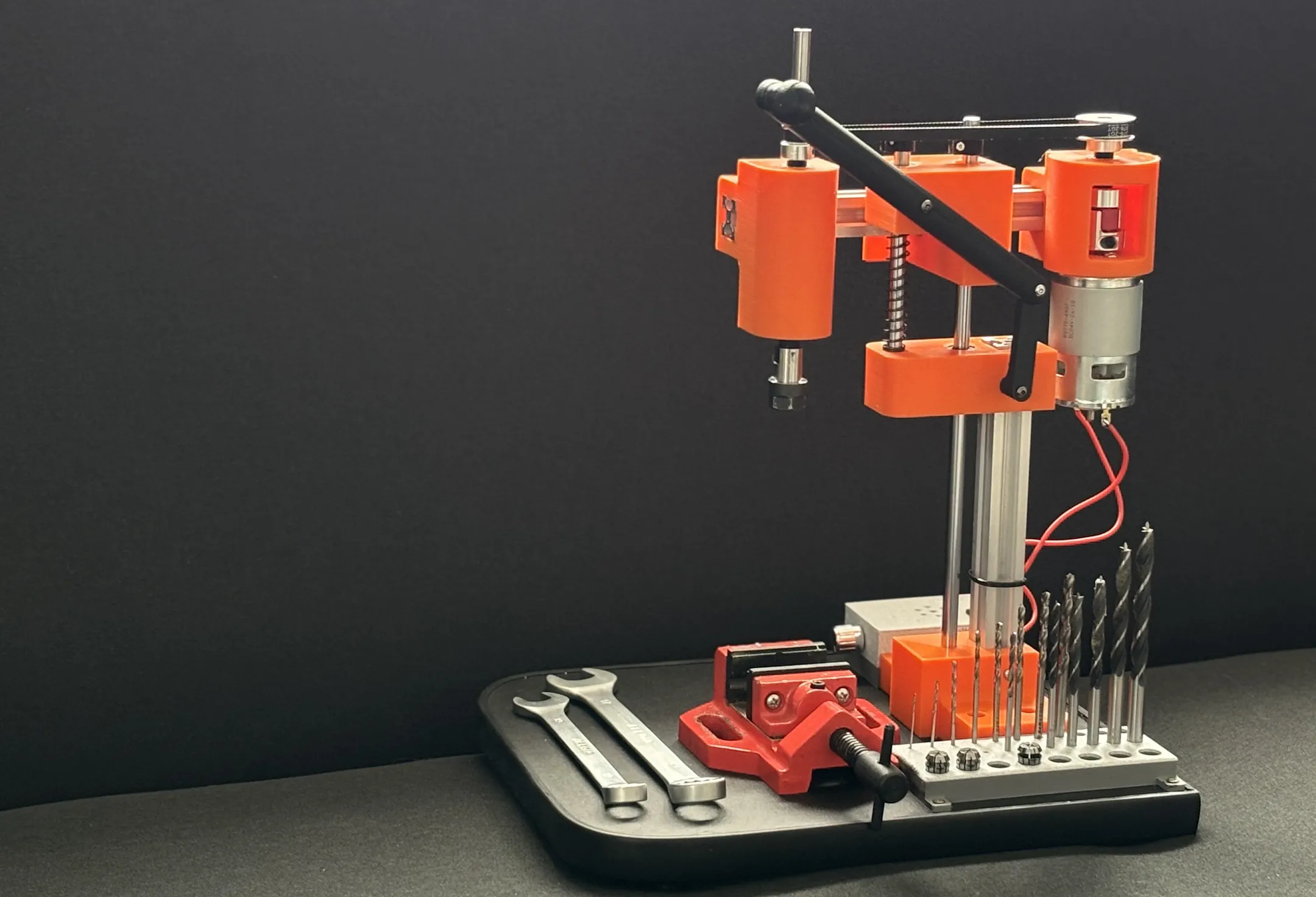 Hình ảnh máy khoan bàn được chế tạo hoàn toàn bằng công nghệ in 3D, minh họa khả năng ứng dụng thực tế của in 3D.