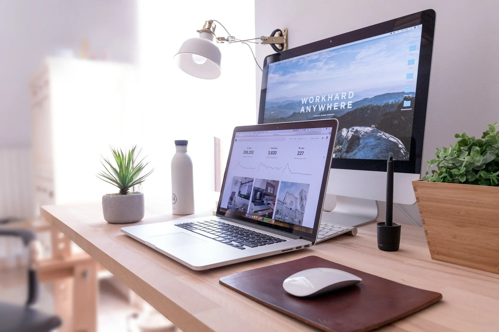 Hình ảnh minh họa laptop kết nối với màn hình TV, thể hiện khả năng sử dụng TV làm monitor