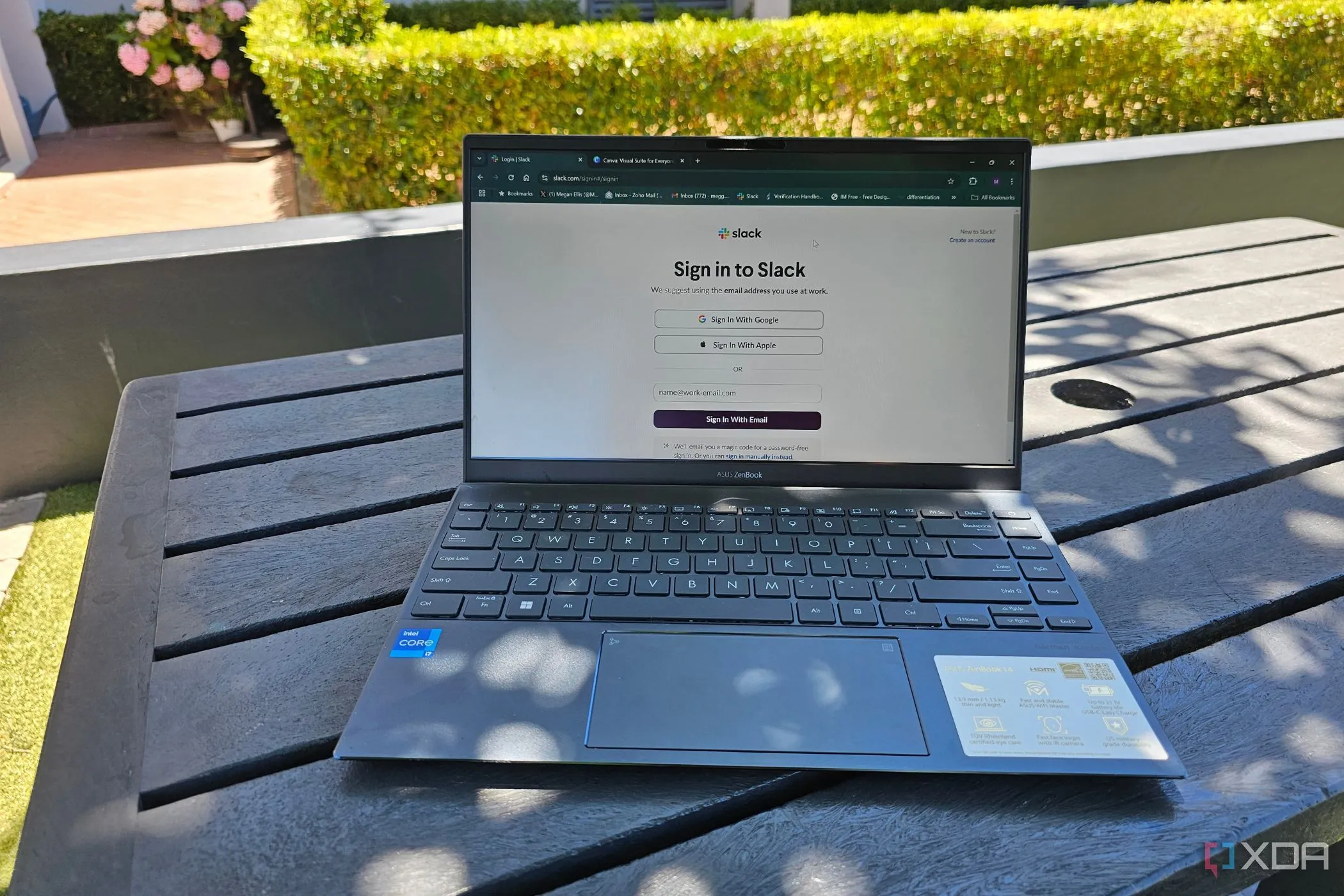 Hình ảnh một chiếc laptop với màn hình E Ink hiển thị giao diện Slack, sử dụng thoải mái ngoài trời