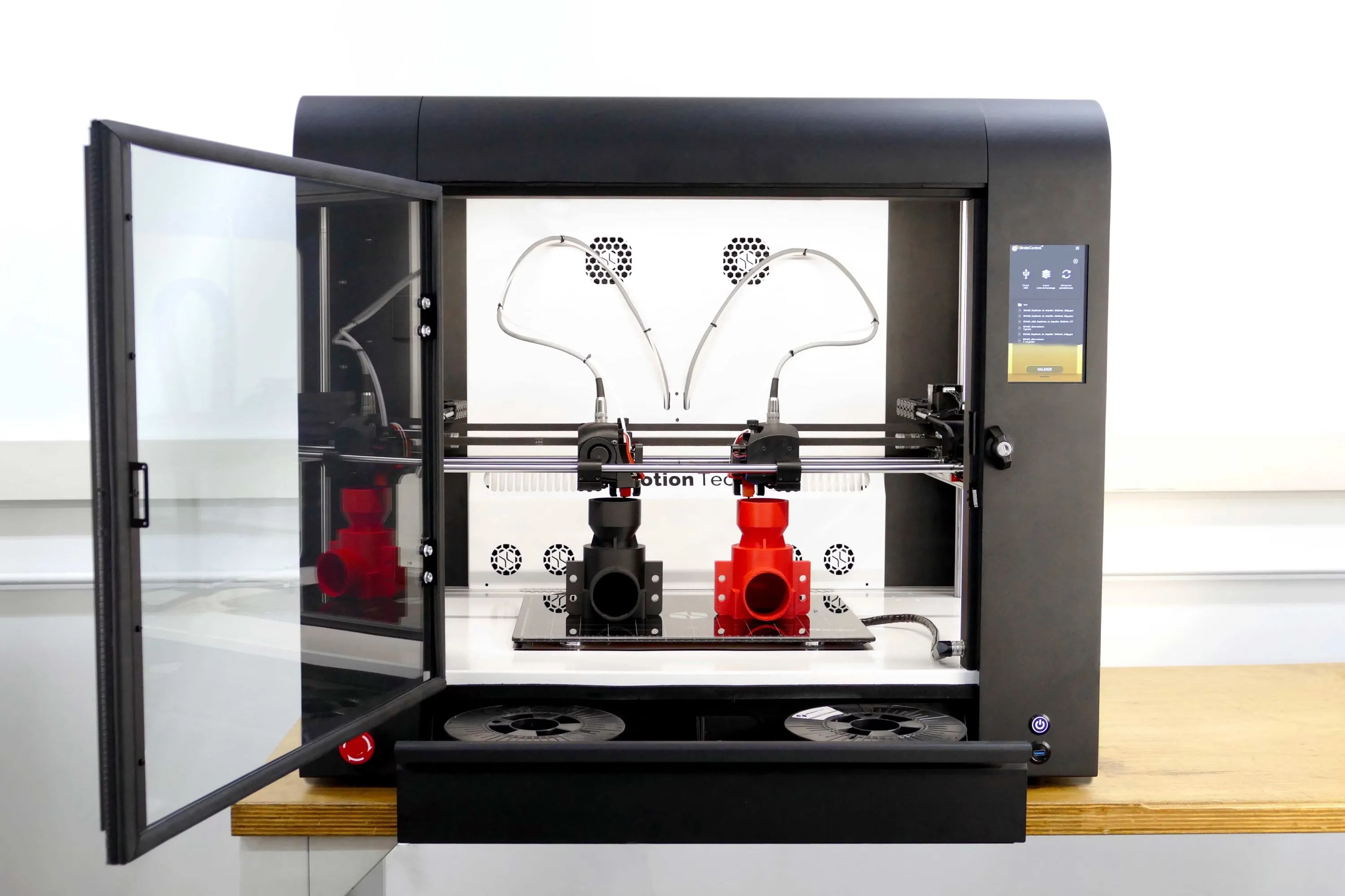 Hình ảnh một chiếc máy in 3D Strateo3D IDEX420 đang hoạt động, minh họa việc sử dụng filament tái chế hiệu quả