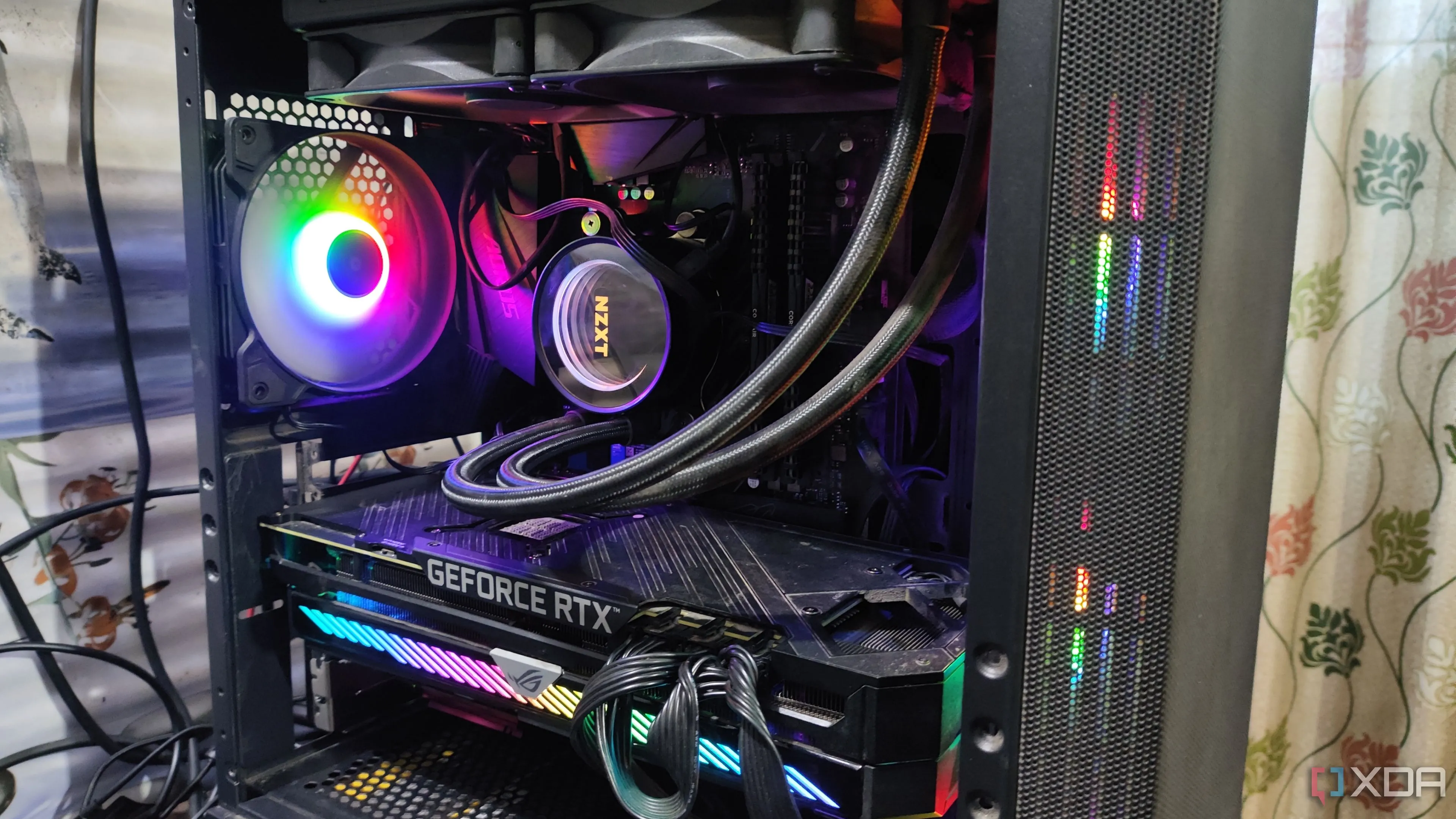 Hình ảnh một dàn PC chơi game mạnh mẽ với bộ tản nhiệt nước Kraken X52 AIO và card đồ họa NVIDIA RTX 3080 Ti