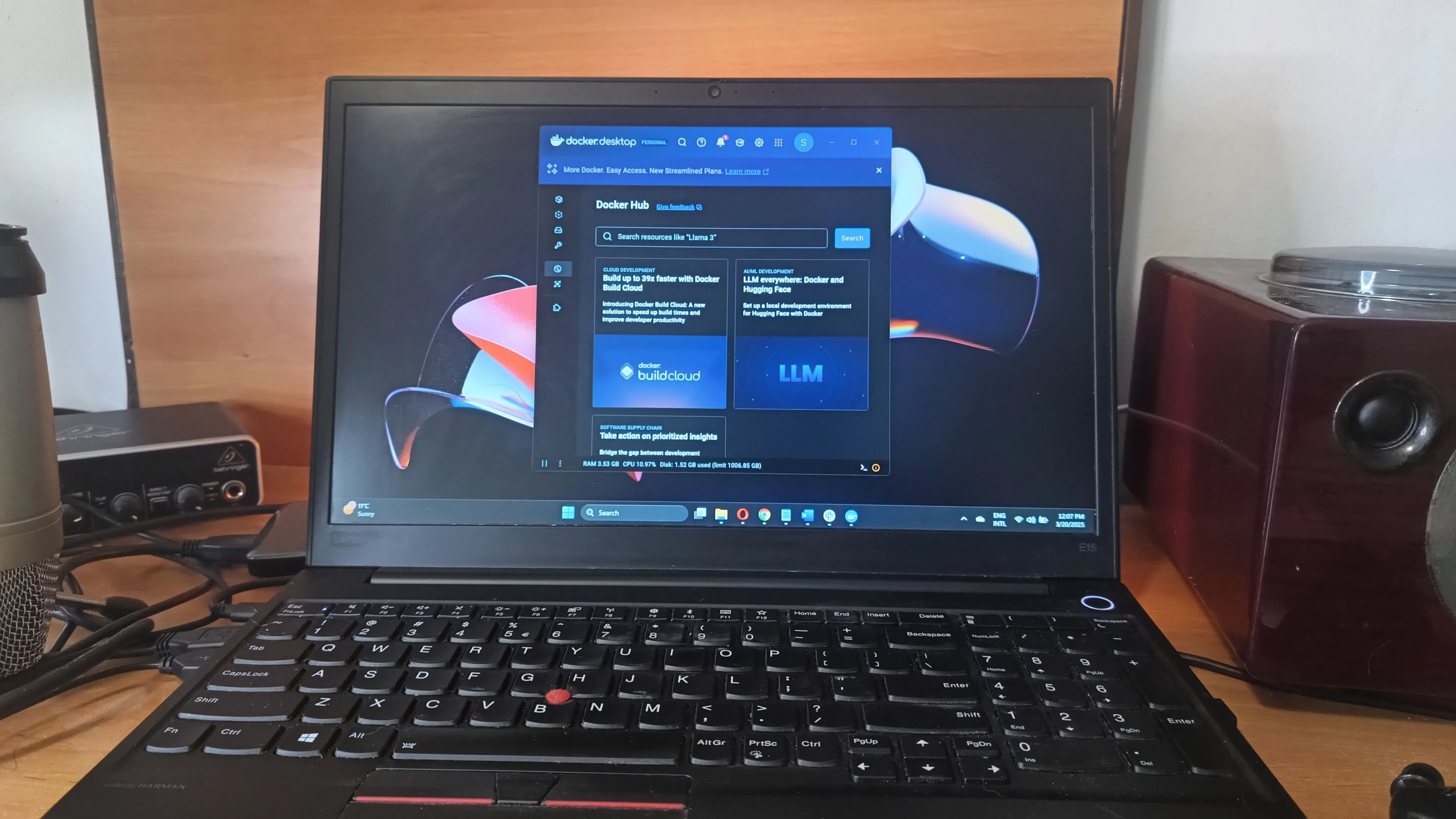 Hình ảnh một máy tính xách tay chạy Windows 11 hiển thị giao diện Docker đang hoạt động.
