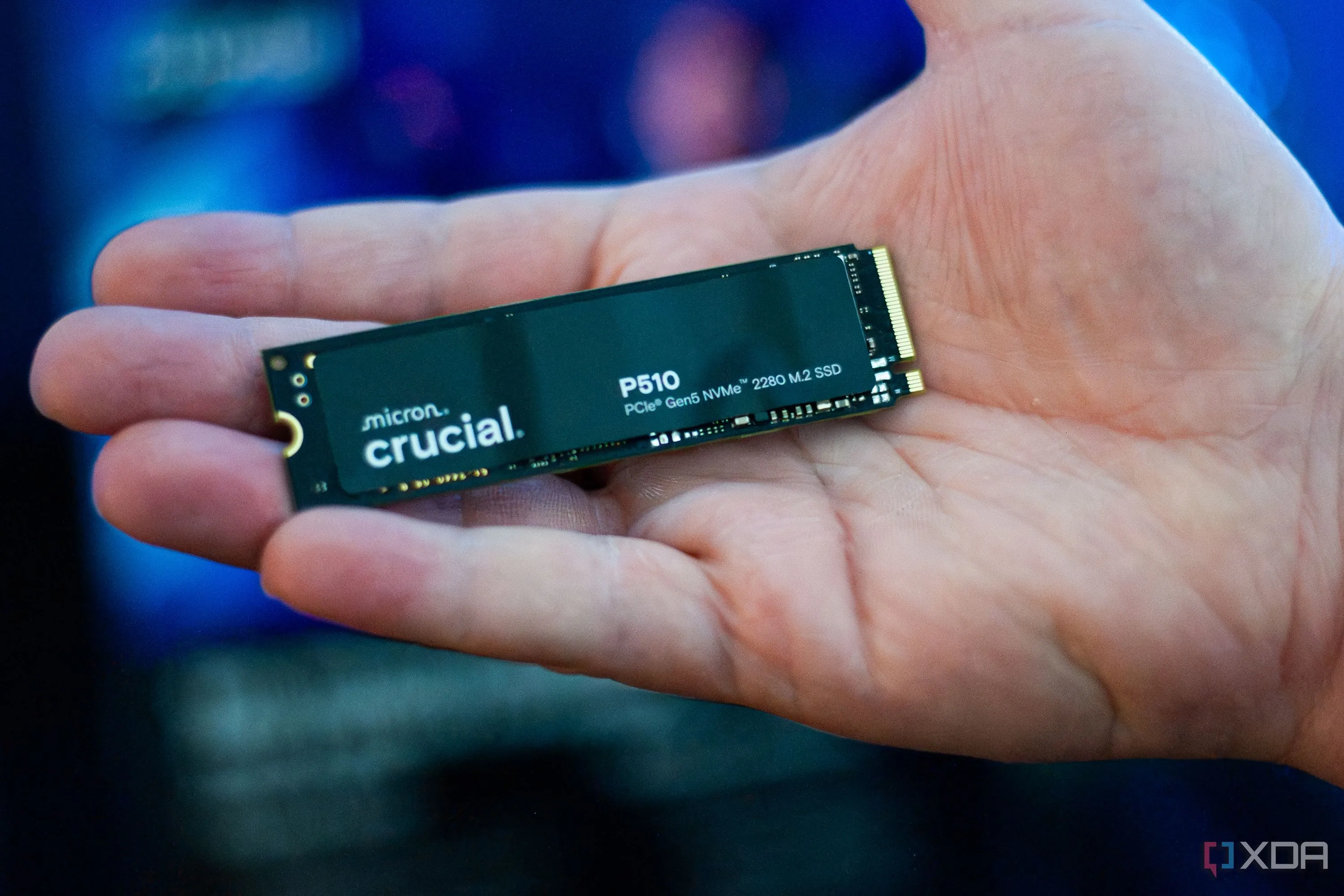 Hình ảnh một người đang cầm ổ cứng SSD Micron P150, biểu tượng cho việc cân nhắc nâng cấp SSD PCIe 5.0