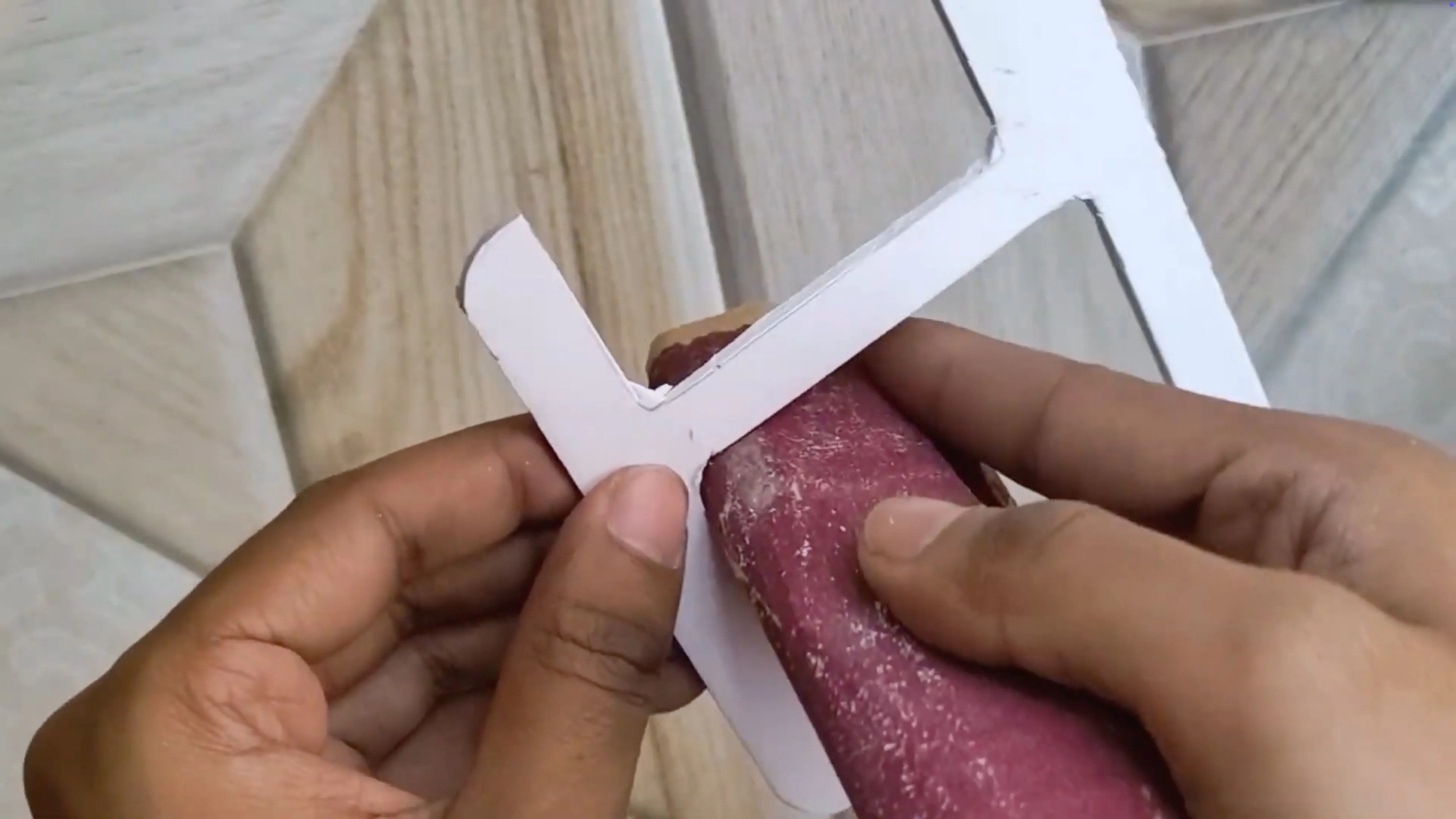 Hình ảnh một người đang chà nhám các cạnh thô của vật thể in 3D, minh họa khó khăn khi hậu xử lý bề mặt nhựa PP.