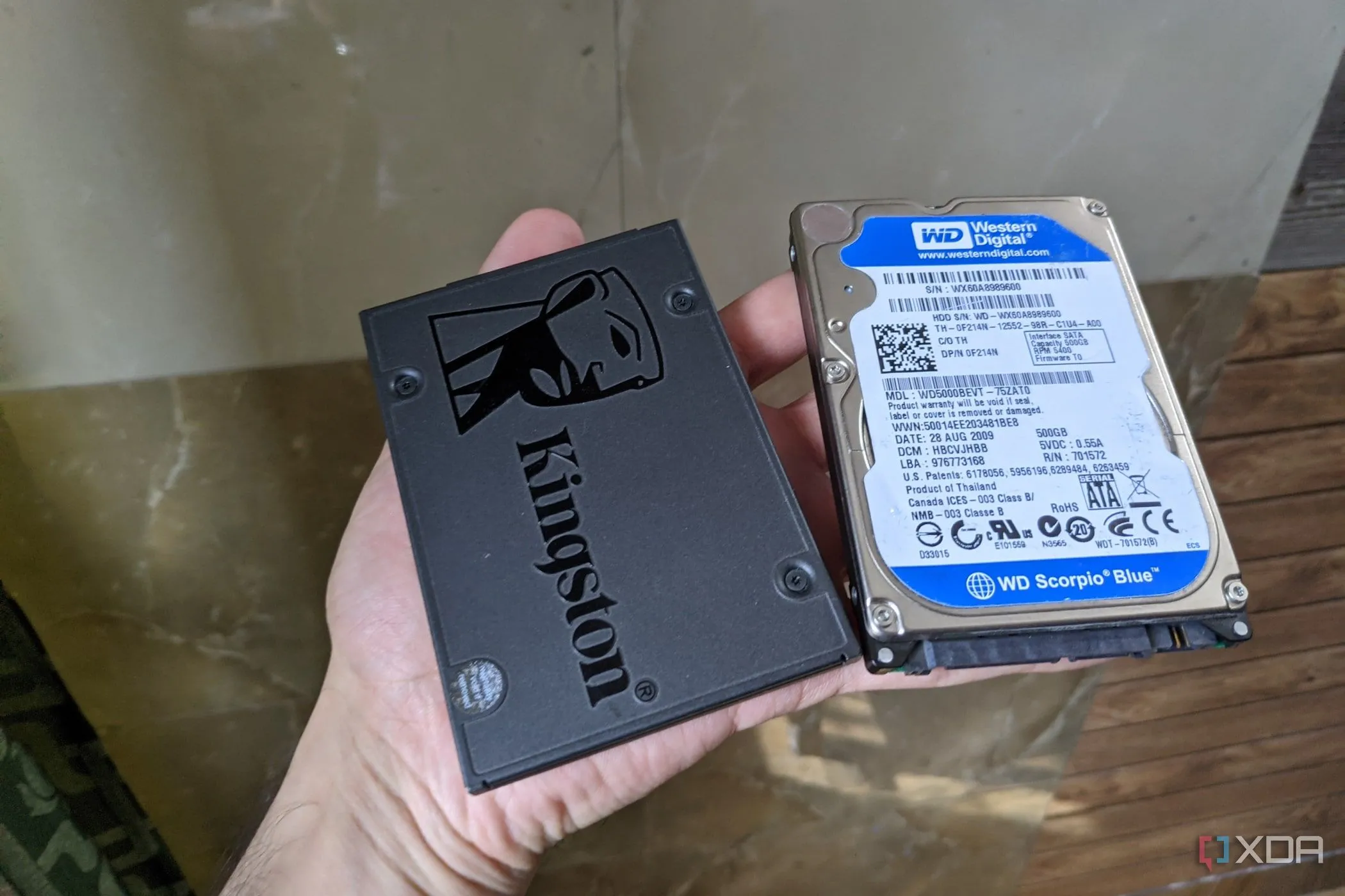 Hình ảnh một ổ SSD Kingston được đặt cạnh một ổ cứng WD