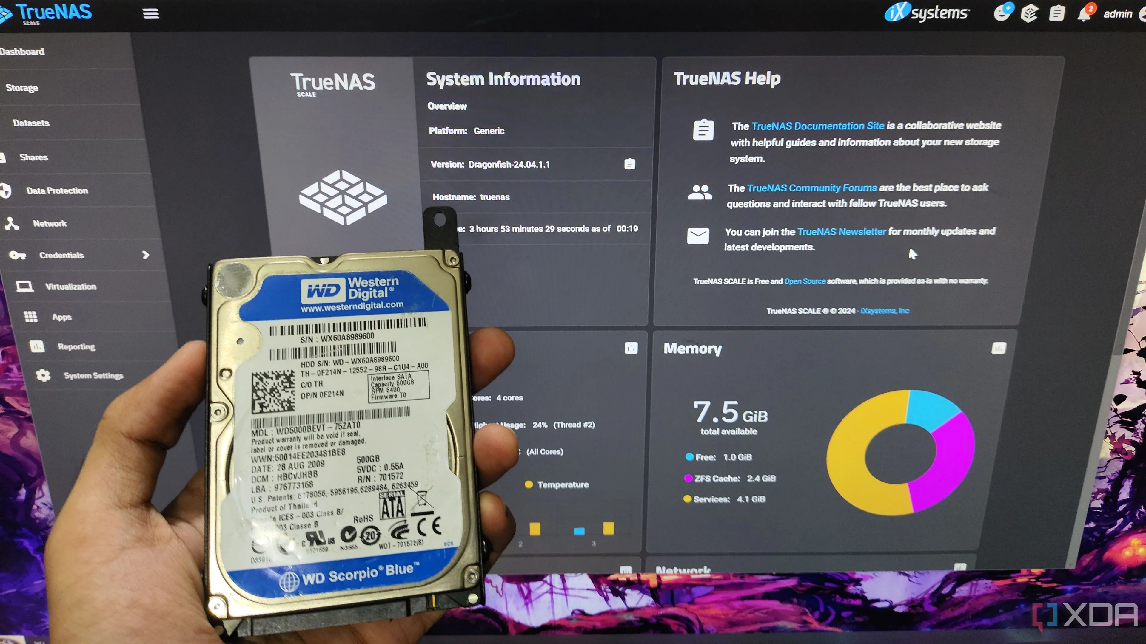 Hình ảnh người dùng cầm ổ cứng HDD trước màn hình giao diện TrueNAS, so sánh với công nghệ firmware SSD hiện đại