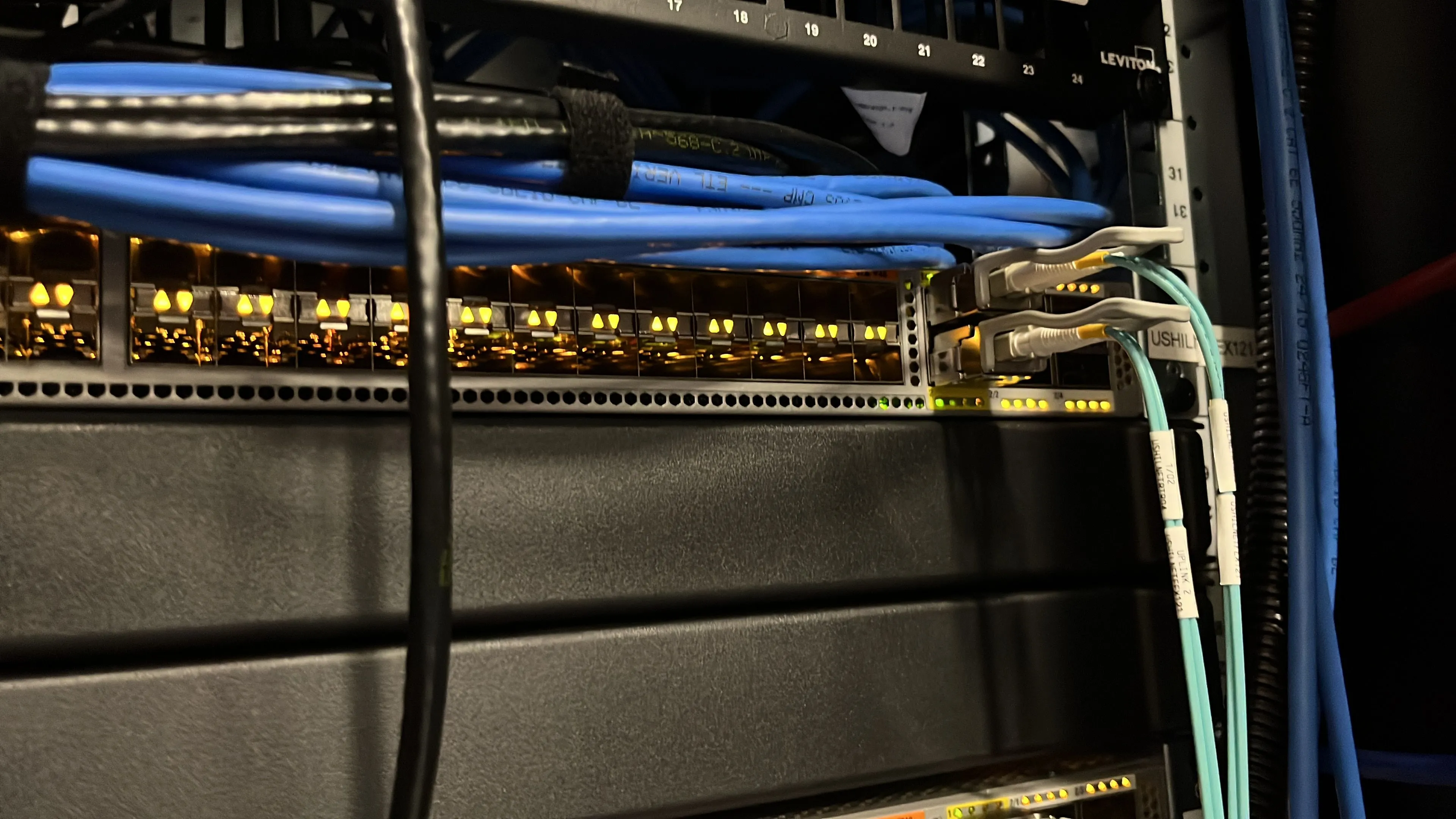 Hình ảnh switch mạng với cáp được quản lý gọn gàng