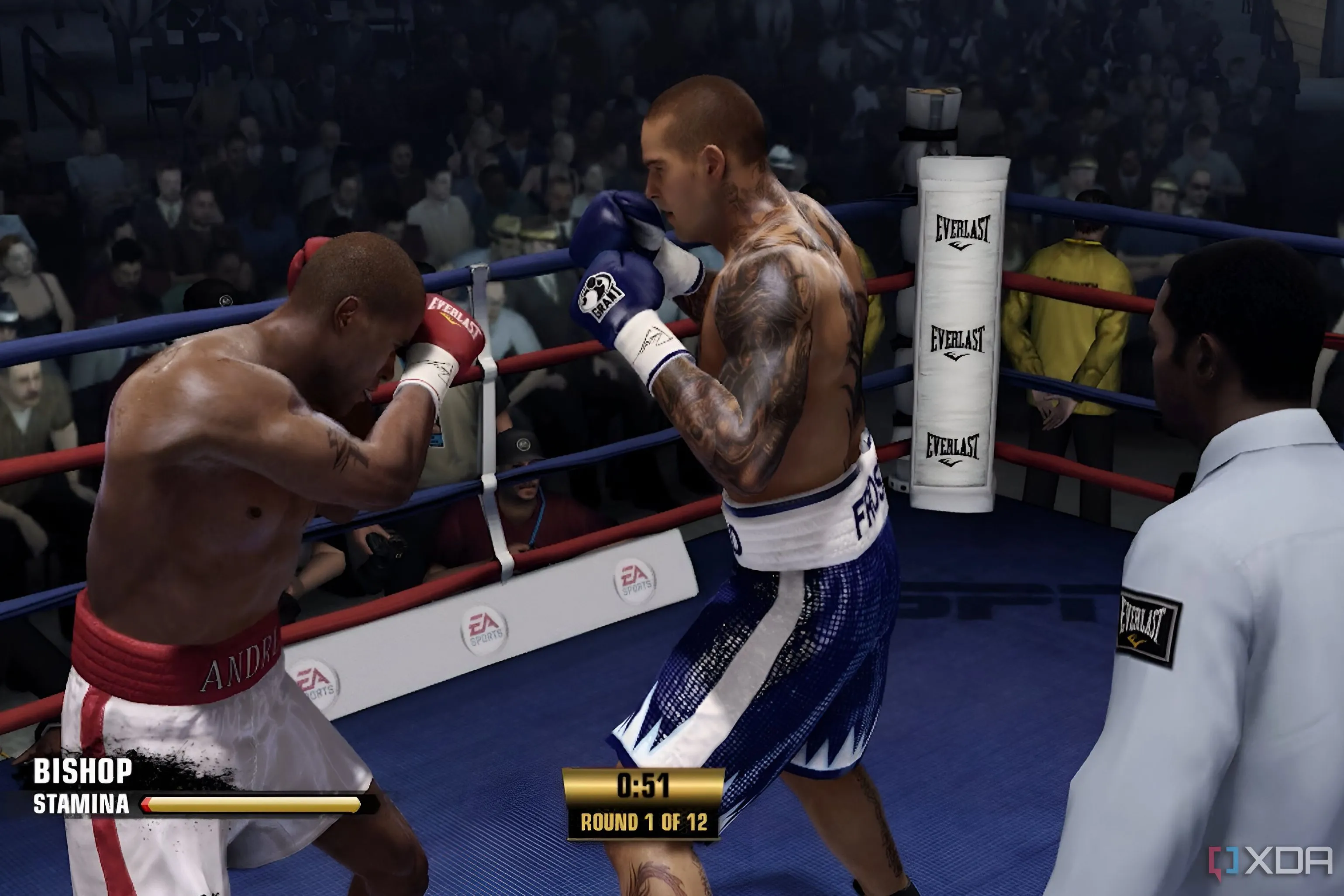 Hình ảnh từ game Fight Night Champion, cho thấy hai võ sĩ đang đấu trong võ đài khi một trọng tài quan sát.