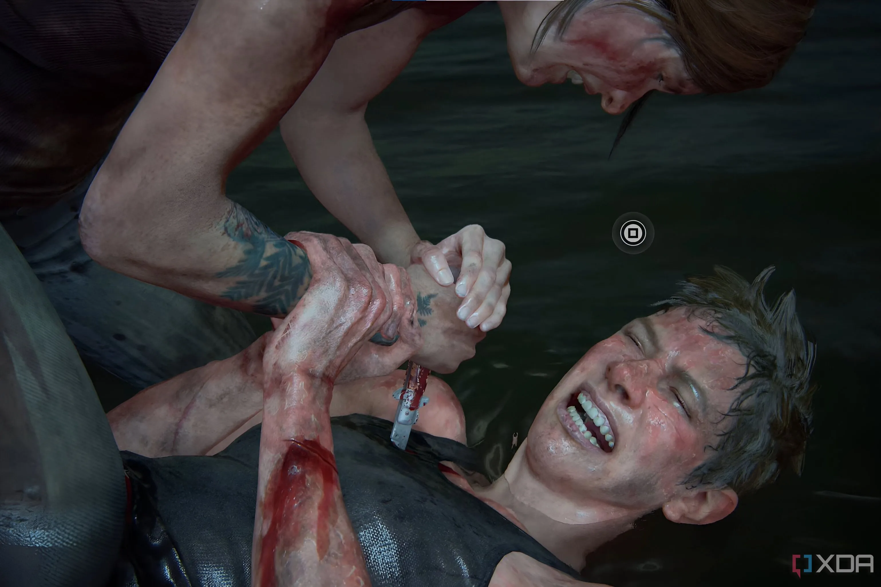 Hình ảnh từ game The Last of Us Part II, cho thấy hai người phụ nữ đánh nhau khi một người dùng dao đâm người kia.