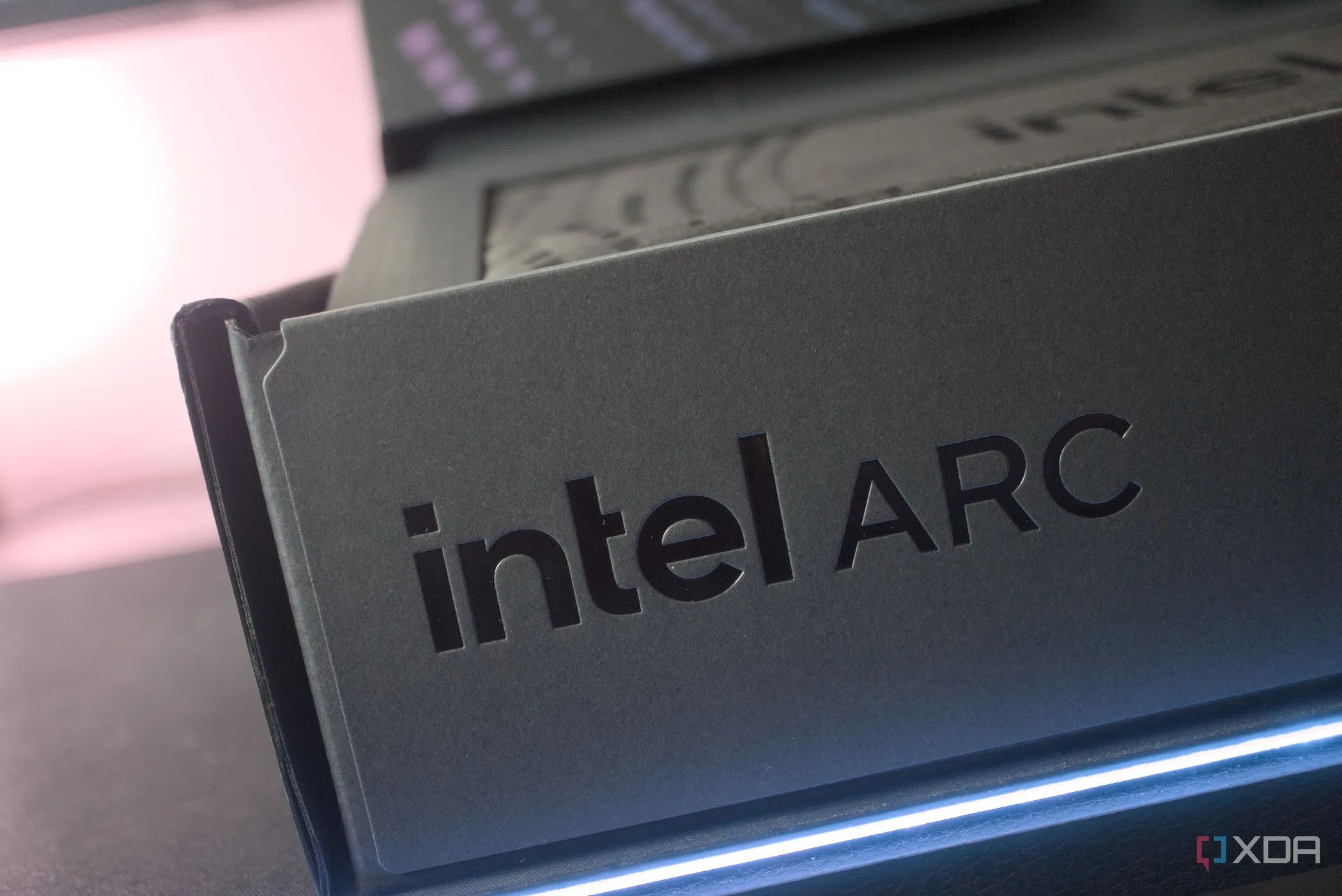 Hộp card đồ họa Intel Arc B580, một sản phẩm phổ biến của Intel