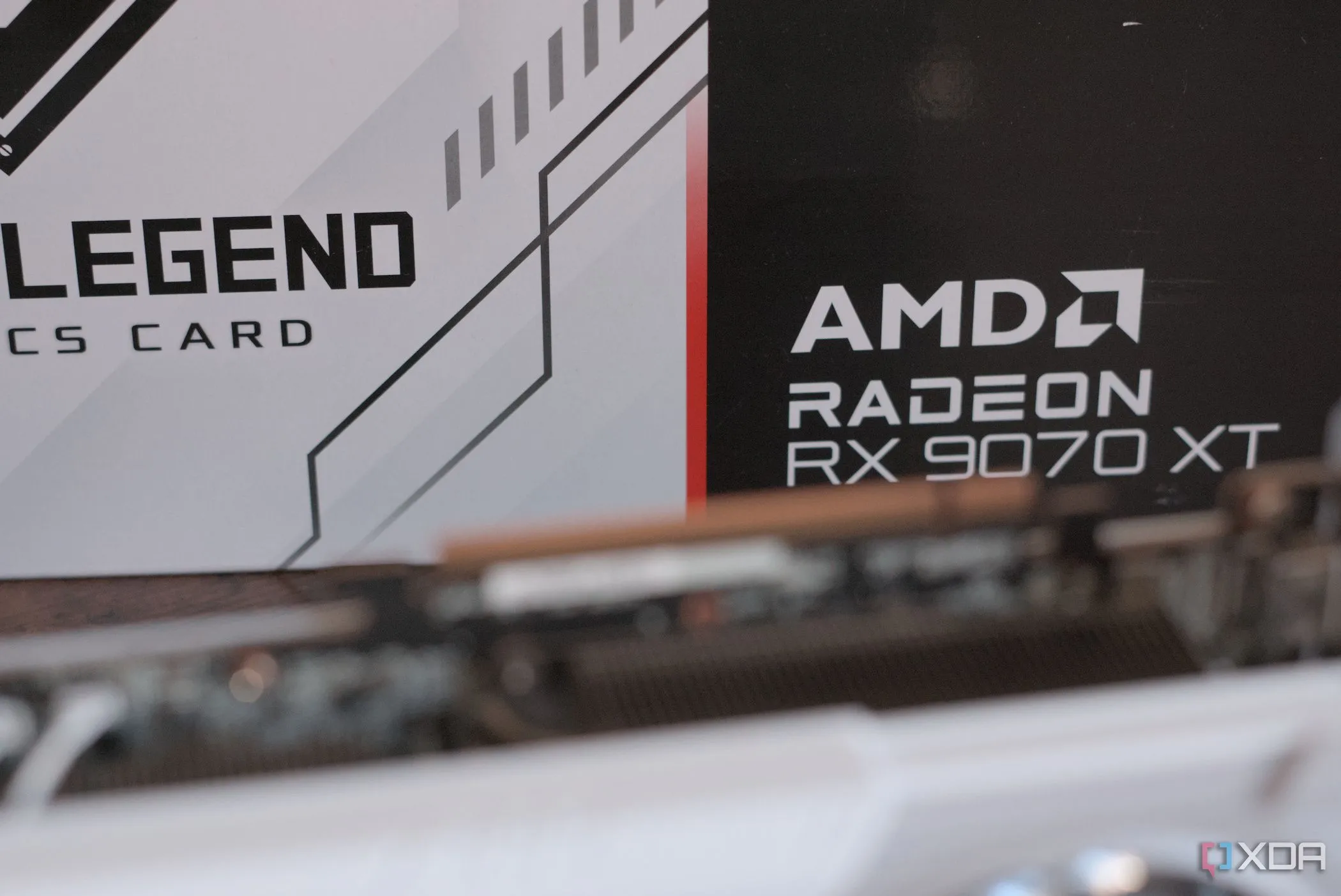 Hộp đóng gói của card ASRock Radeon RX 9070 XT Steel Legend, thể hiện thương hiệu và sự tập trung của AMD vào dòng sản phẩm RX 9000 series.