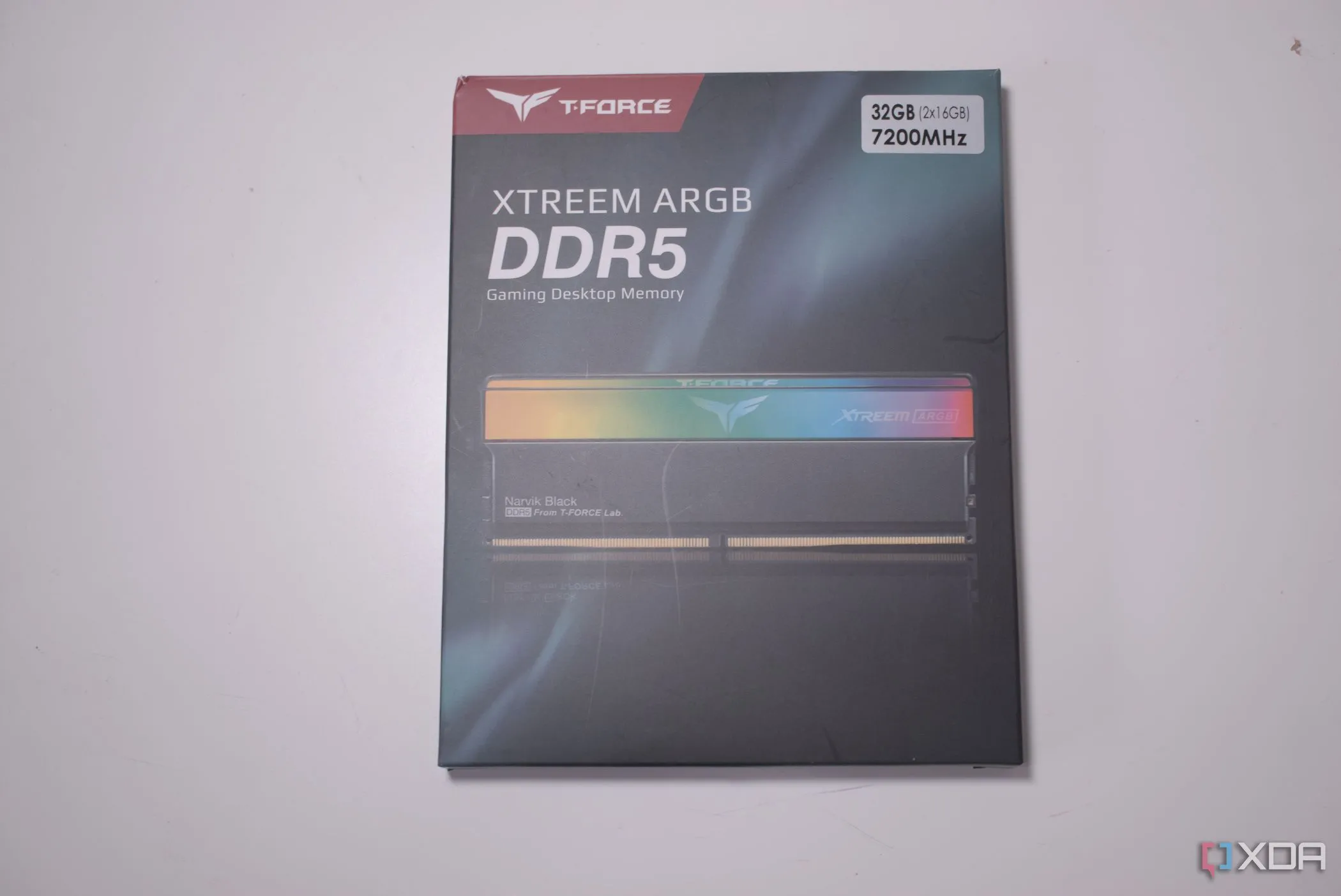 Hộp đựng RAM TeamGroup T-FORCE XTREE ARGB DDR5, nhấn mạnh tầm quan trọng của dung lượng RAM.