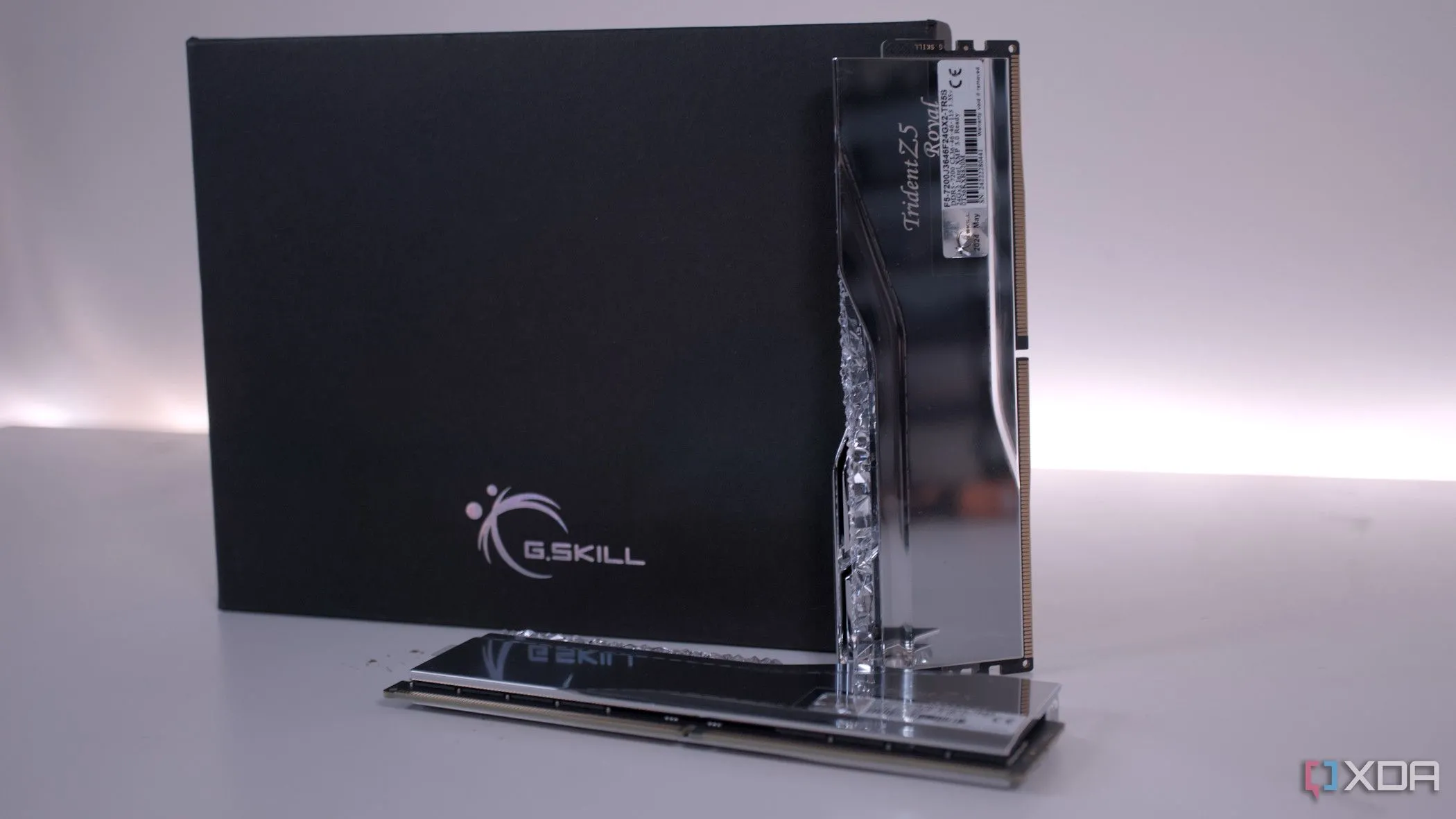 Hộp RAM G.Skill Trident Z5 Royal DDR5-7200 với thông số kỹ thuật, thể hiện bộ nhớ hiệu năng cao
