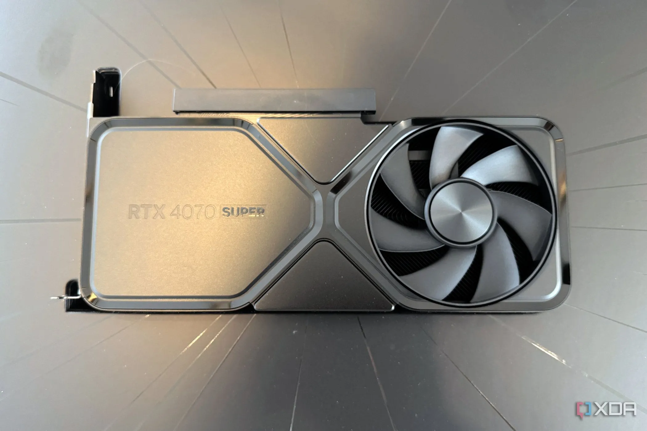 Hộp sản phẩm card đồ họa Nvidia GeForce RTX 4070 Super Founders Edition đặt chính giữa, đại diện cho dòng GPU gaming thế hệ mới