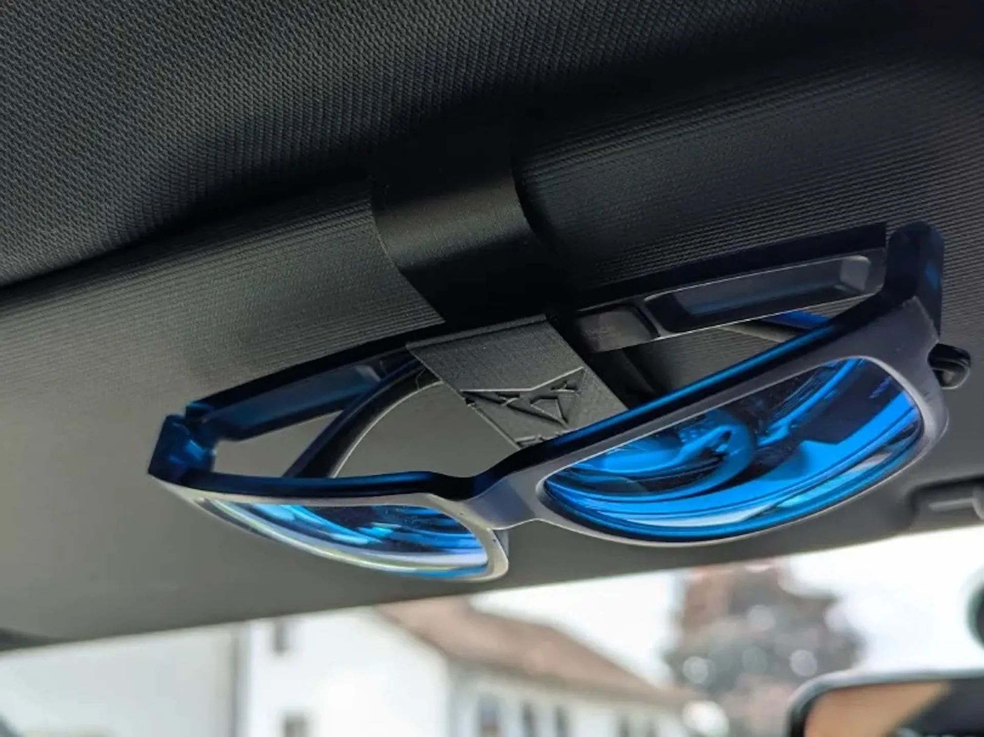 Kẹp kính râm in 3D đơn giản gắn trên trần xe ô tô tiện lợi