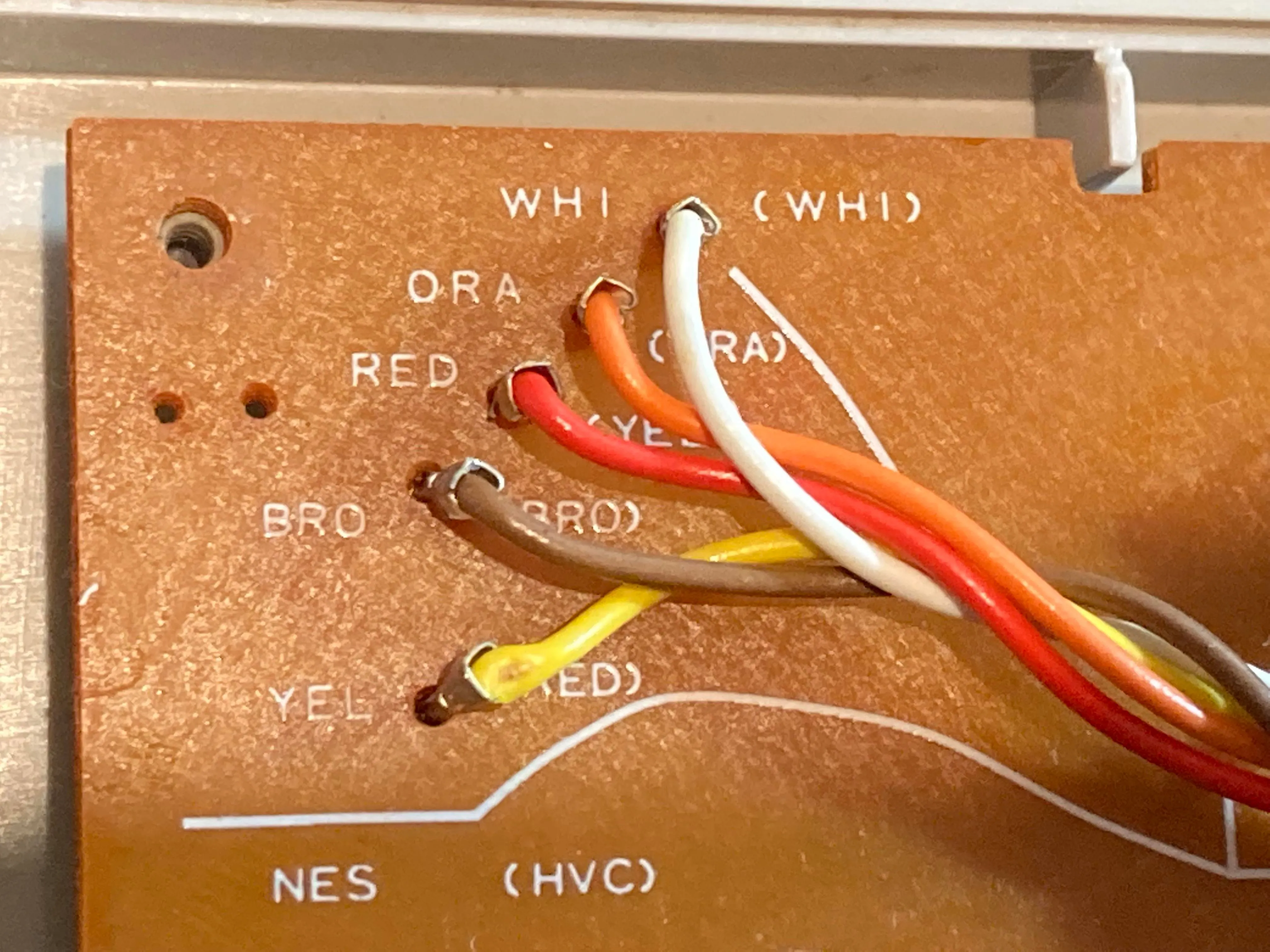 Kết nối dây bên trong tay cầm NES - Cận cảnh trên PCB
