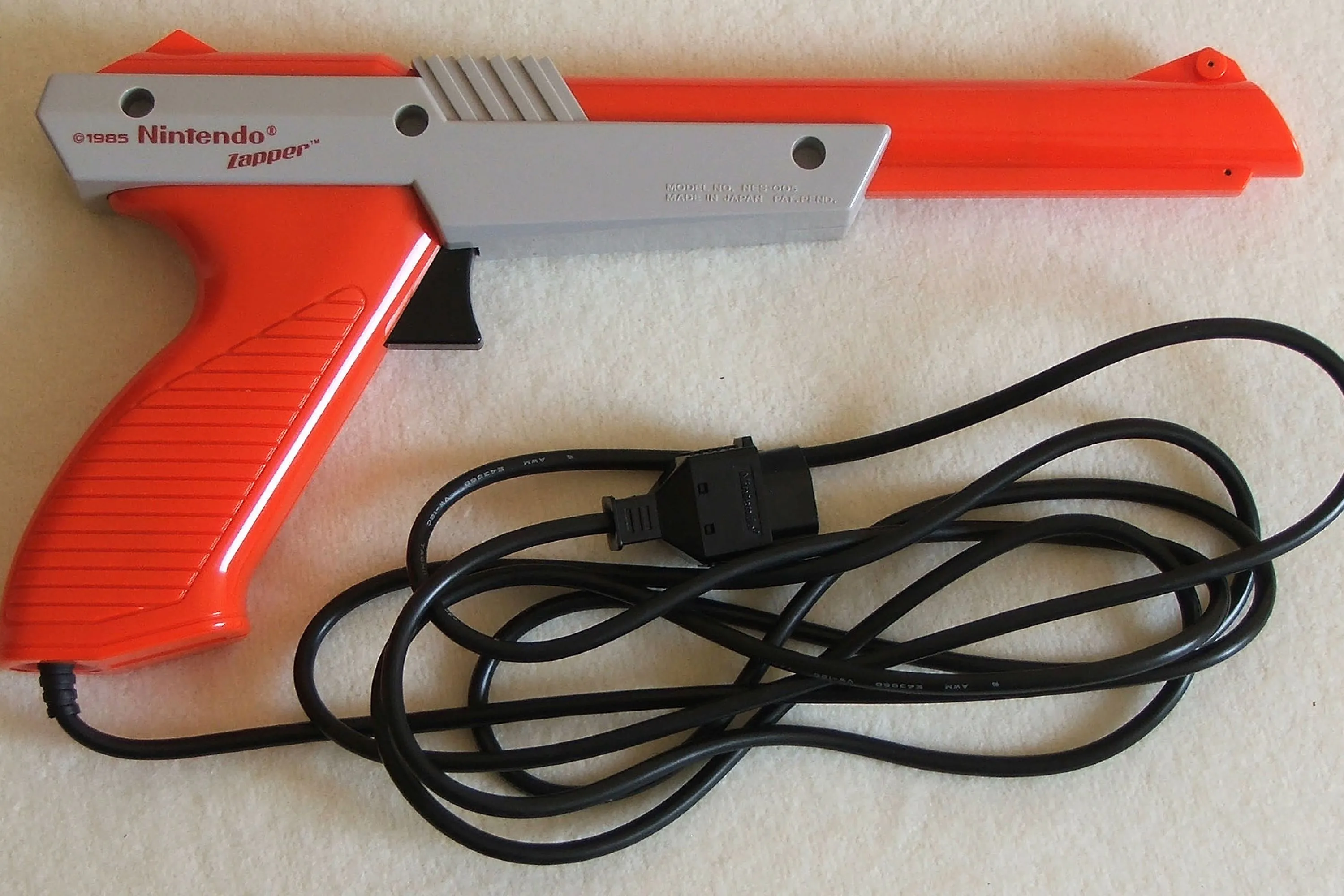 Khẩu súng ánh sáng Nintendo Zapper màu xám đặt trên nền nhà
