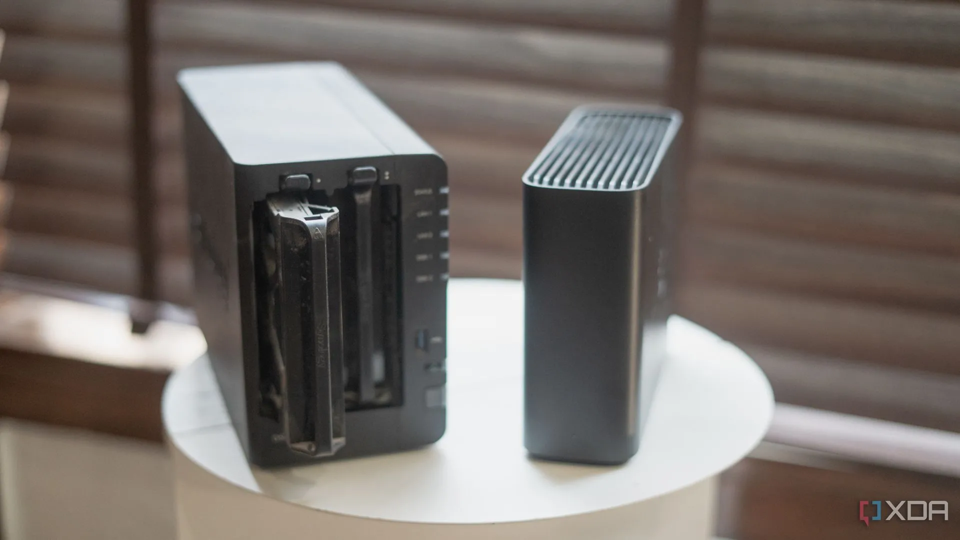 Khay ổ đĩa của NAS Synology Beestation đặt trên bàn, tượng trưng cho hệ thống NAS với công cụ tìm kiếm AI