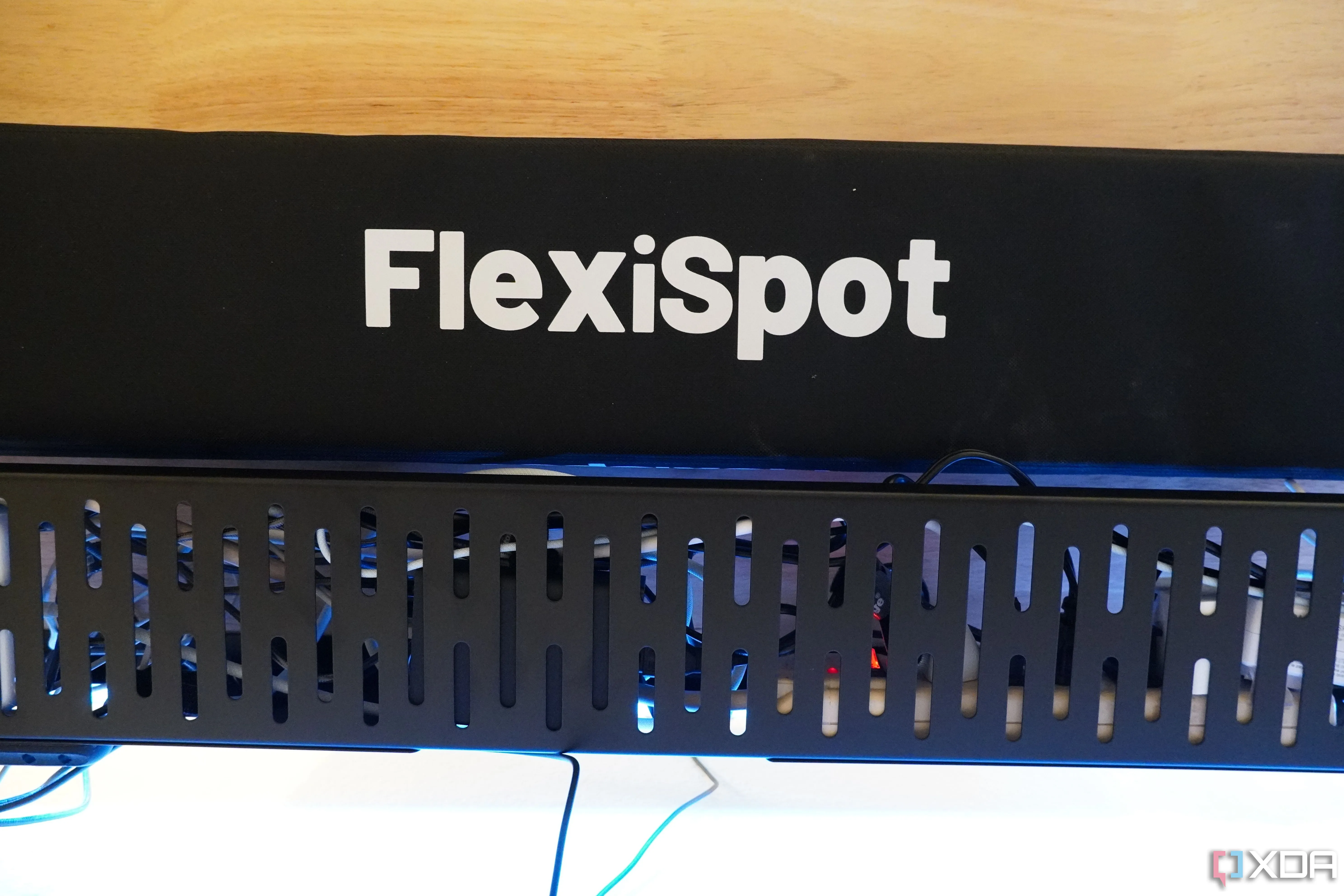 Khay quản lý cáp FlexiSpot dưới bàn làm việc, giúp giữ gọn gàng các dây điện và phụ kiện PC.