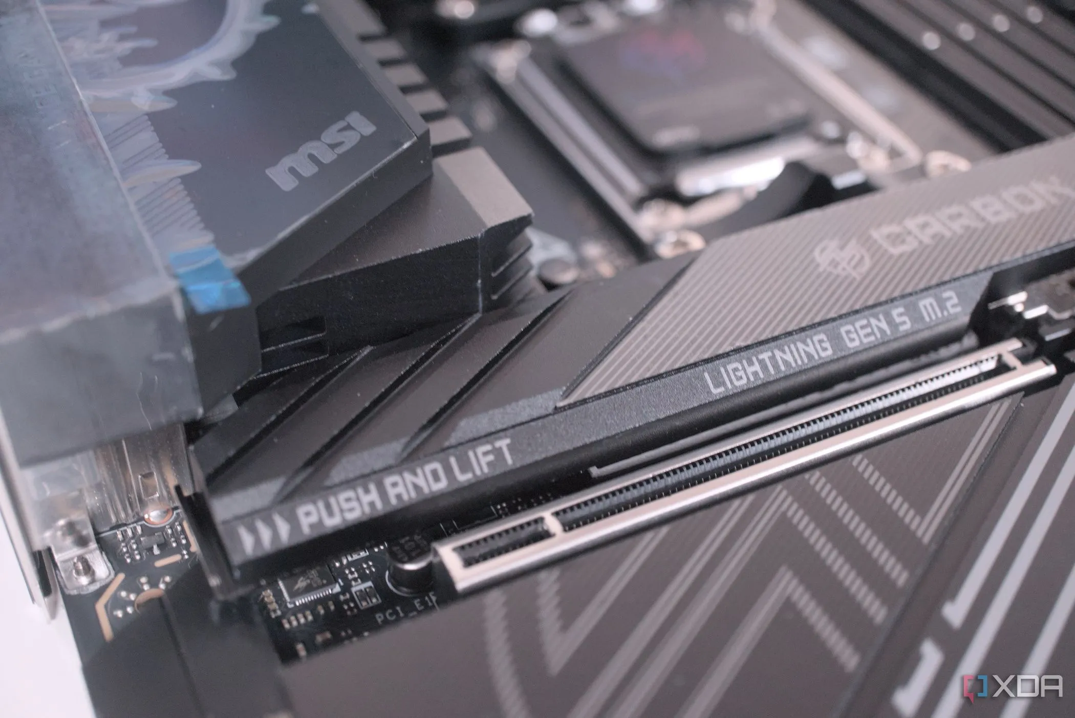 Khe cắm M.2 tháo nhanh trên bo mạch chủ MSI MPG X870E Carbon WiFi