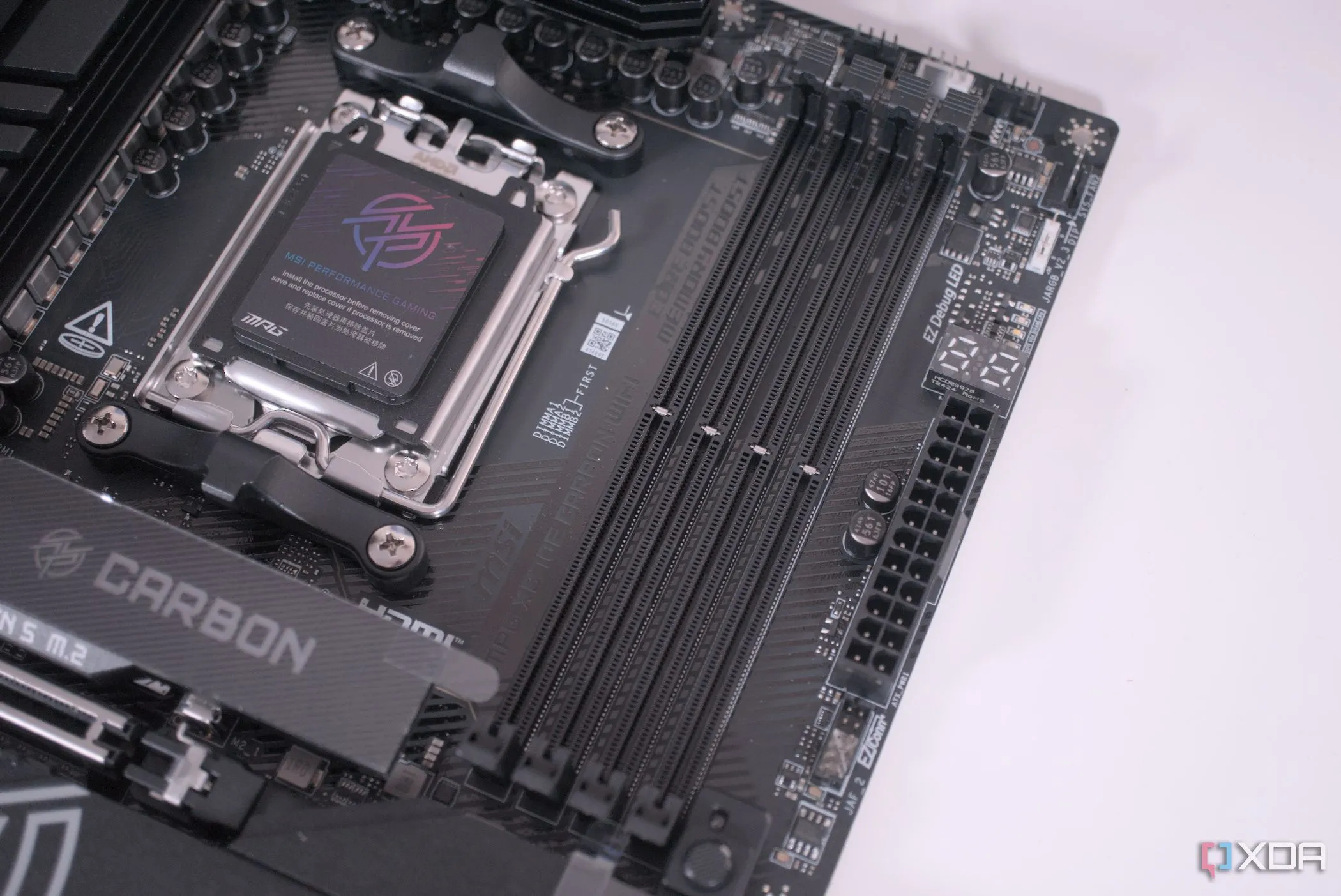 Khe cắm RAM DDR5 trên bo mạch chủ MSI MPG X870E Carbon WiFi, minh họa cho yêu cầu phần cứng mới