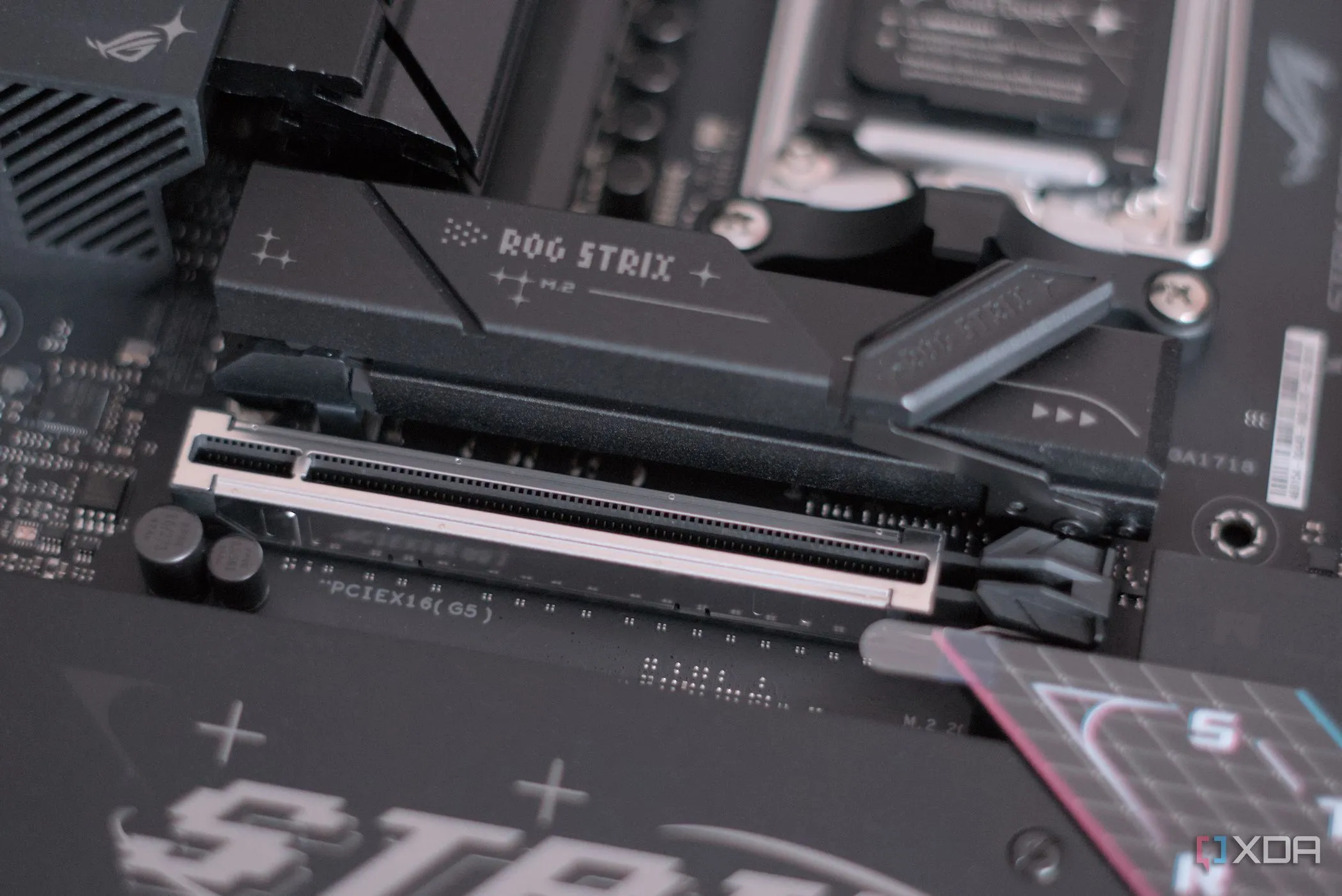 Khe cắm SSD trên bo mạch chủ Asus ROG Strix B850-F Gaming WiFi, chuẩn bị cho SSD tốc độ cao