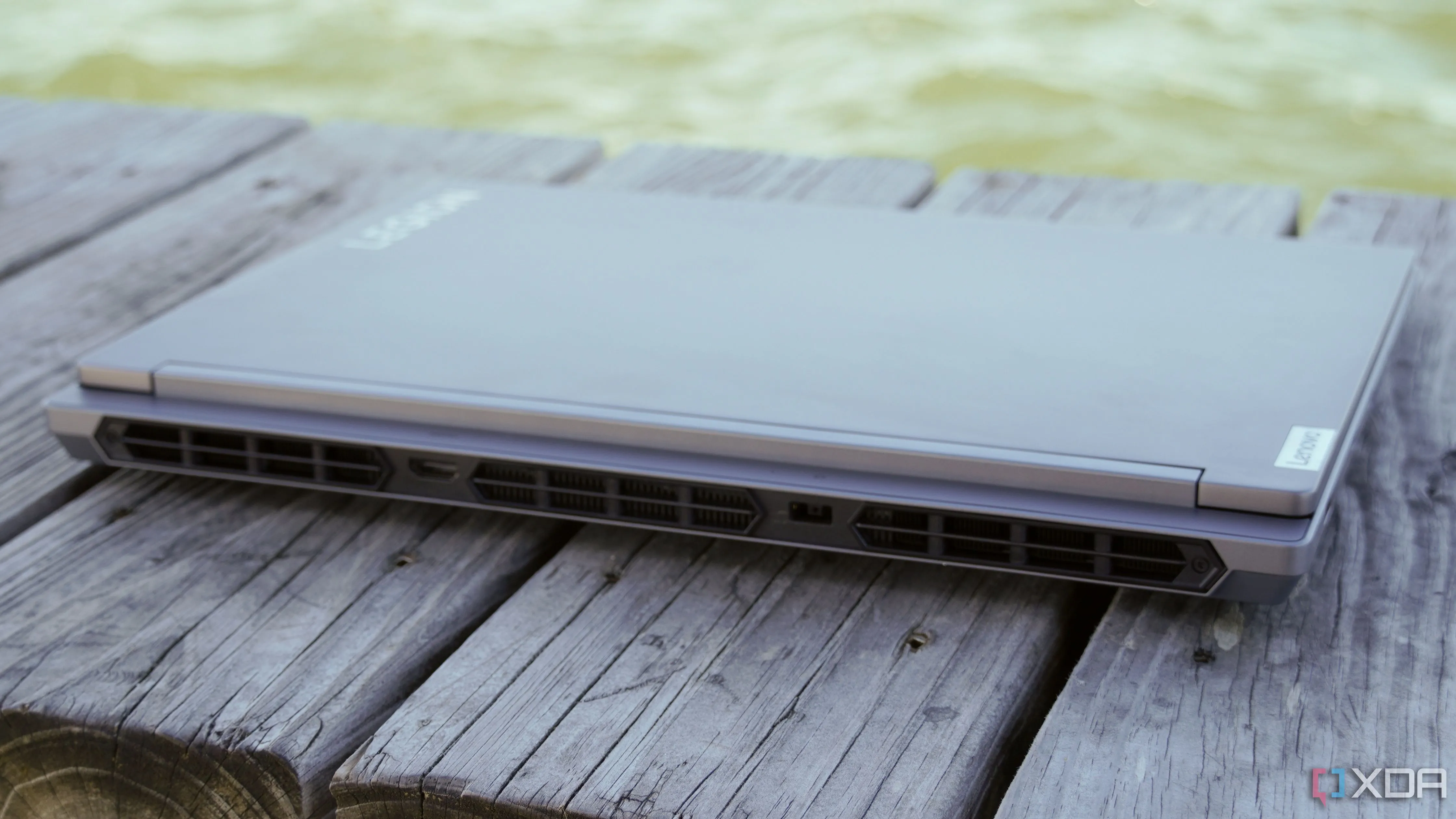 Khe thoát nhiệt phía sau của laptop chơi game Lenovo Legion 5 đang tản nhiệt, gợi ý về vấn đề nhiệt độ CPU cao.
