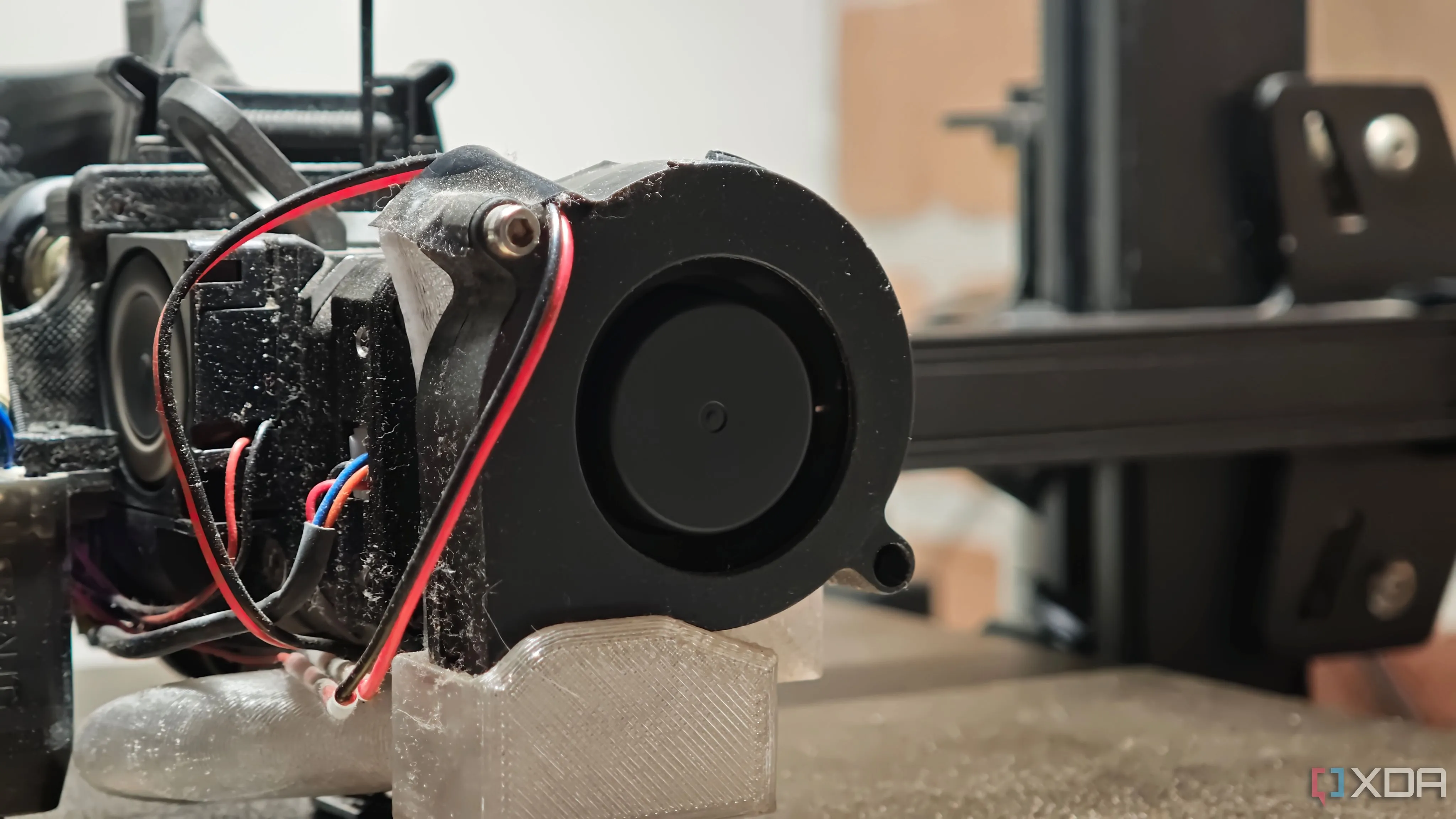 Kiểm tra quạt làm mát máy in 3D xem có dị vật gây tiếng ồn lạ không