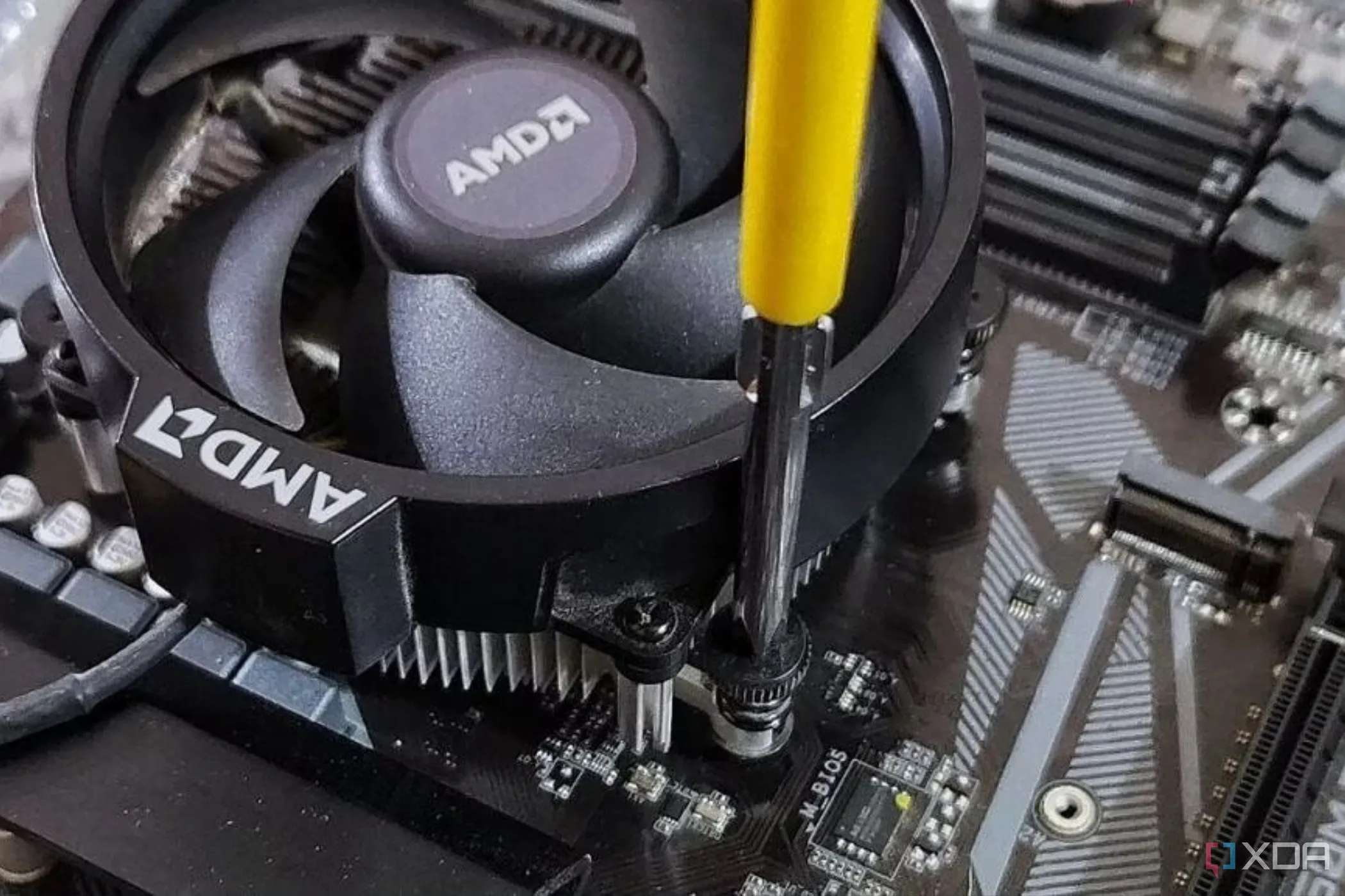 Lắp đặt tản nhiệt stock của AMD lên bo mạch chủ, minh họa việc sử dụng tản nhiệt kèm CPU